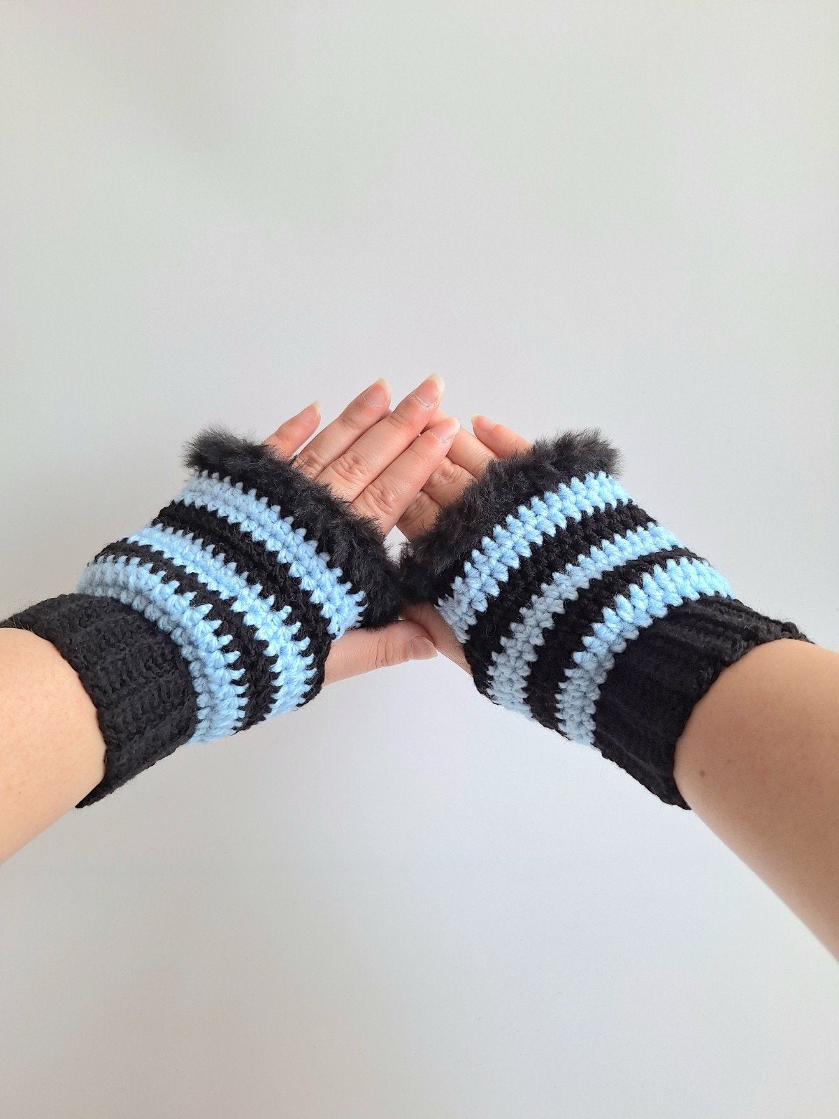 Gehaakte handschoenen zwart en lichtblauw, Ophalen of Verzenden, Nieuw, Handschoenen