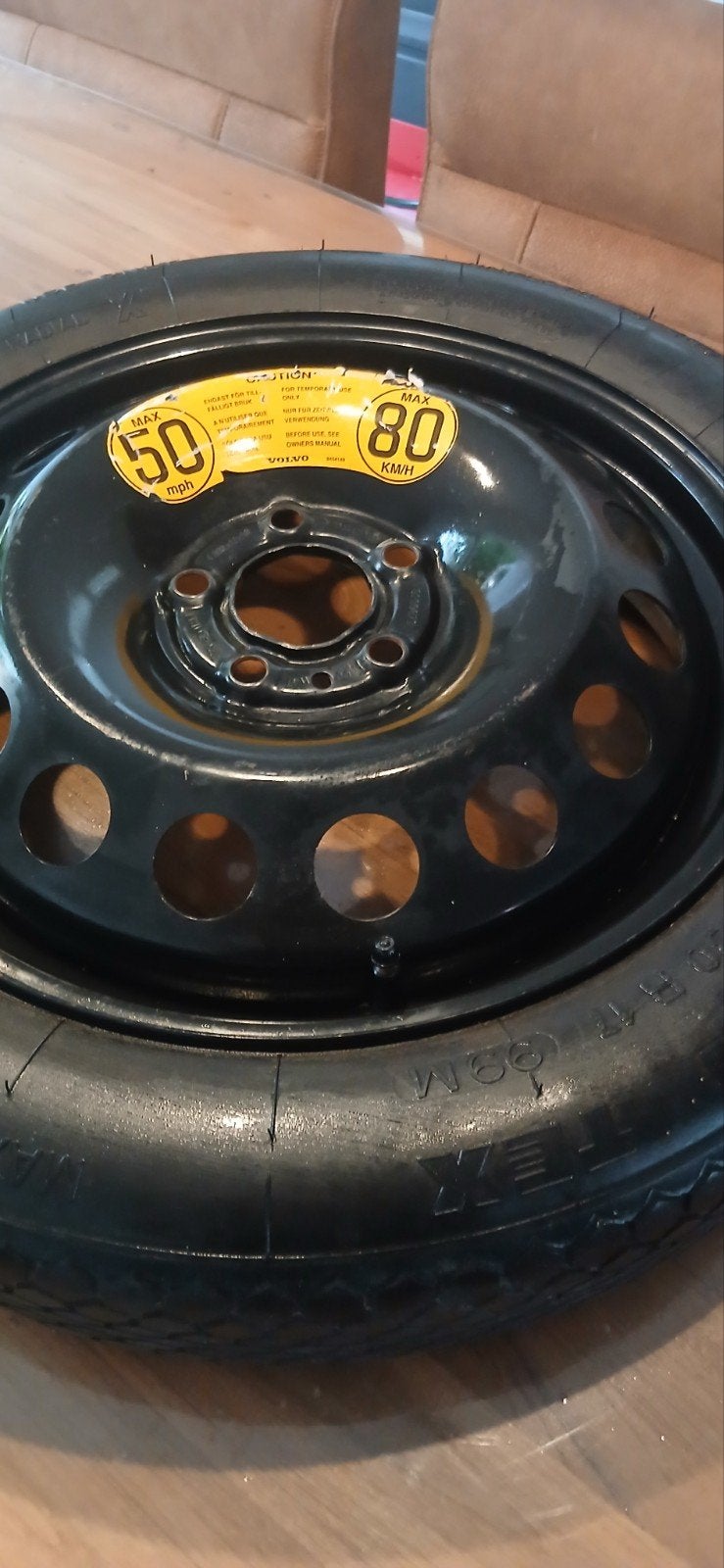 Volvo thuiskomer 17 inch met krik en wielsleutel, Ophalen of Verzenden, Gebruikt
