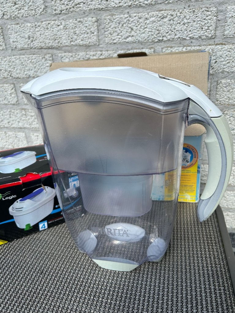 2x (Brita) waterfilterkannen met div nieuwe filters, Caravans en Kamperen, Ophalen of Verzenden, Zo goed als nieuw