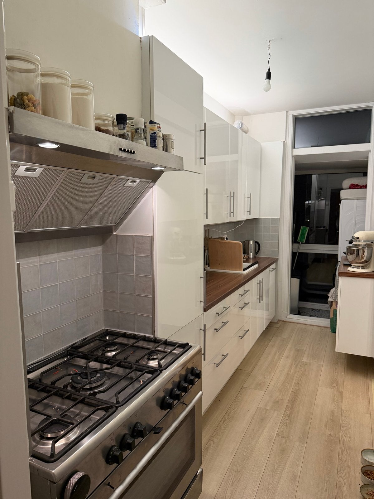 Complete keuken met vaatwasser, koelkast, vriezer en oven