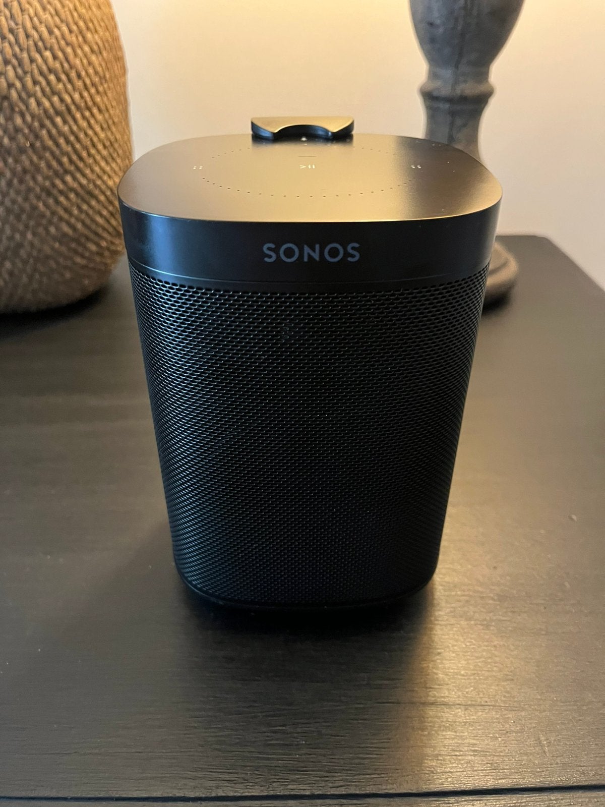 Sonos One met spraakbesturing en wandhouder. VASTE PRIJS, Inclusief kabels, Ophalen, Zo goed als nieuw, Sonos