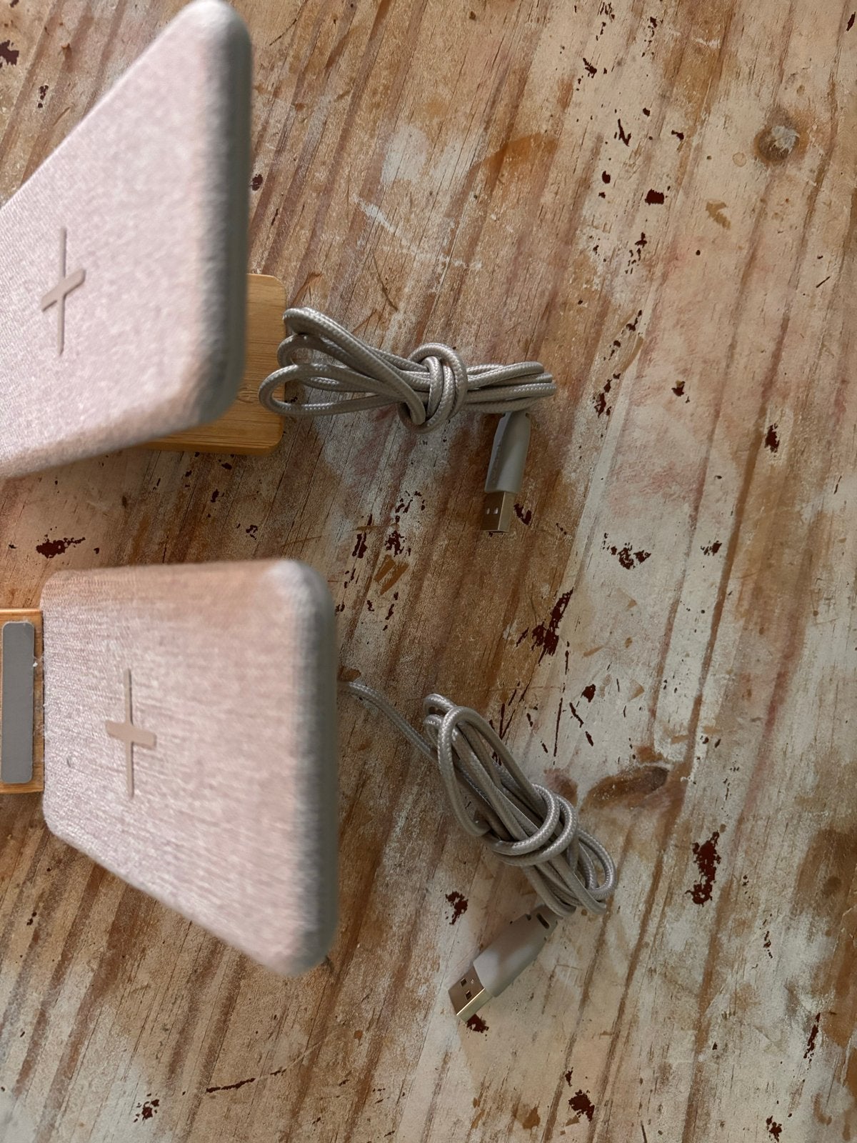 IKEA Draadloze oplader met bamboe standaard (2 stuks), Universeel, Draadloze oplader, Ophalen of Verzenden, Zo goed als nieuw