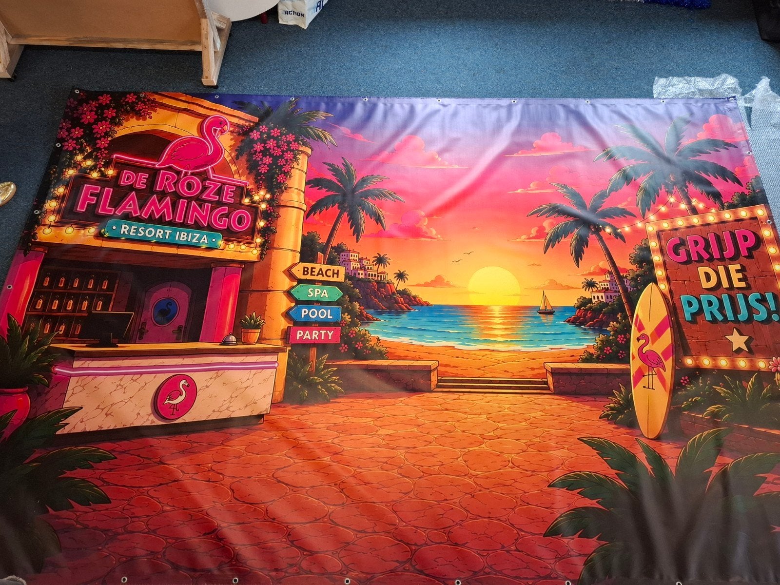 Groot Feestdoek 'De Roze Flamingo Resort Ibiza' - 3.75x2.5m, Ophalen of Verzenden, Zo goed als nieuw, Versiering, Fantasy