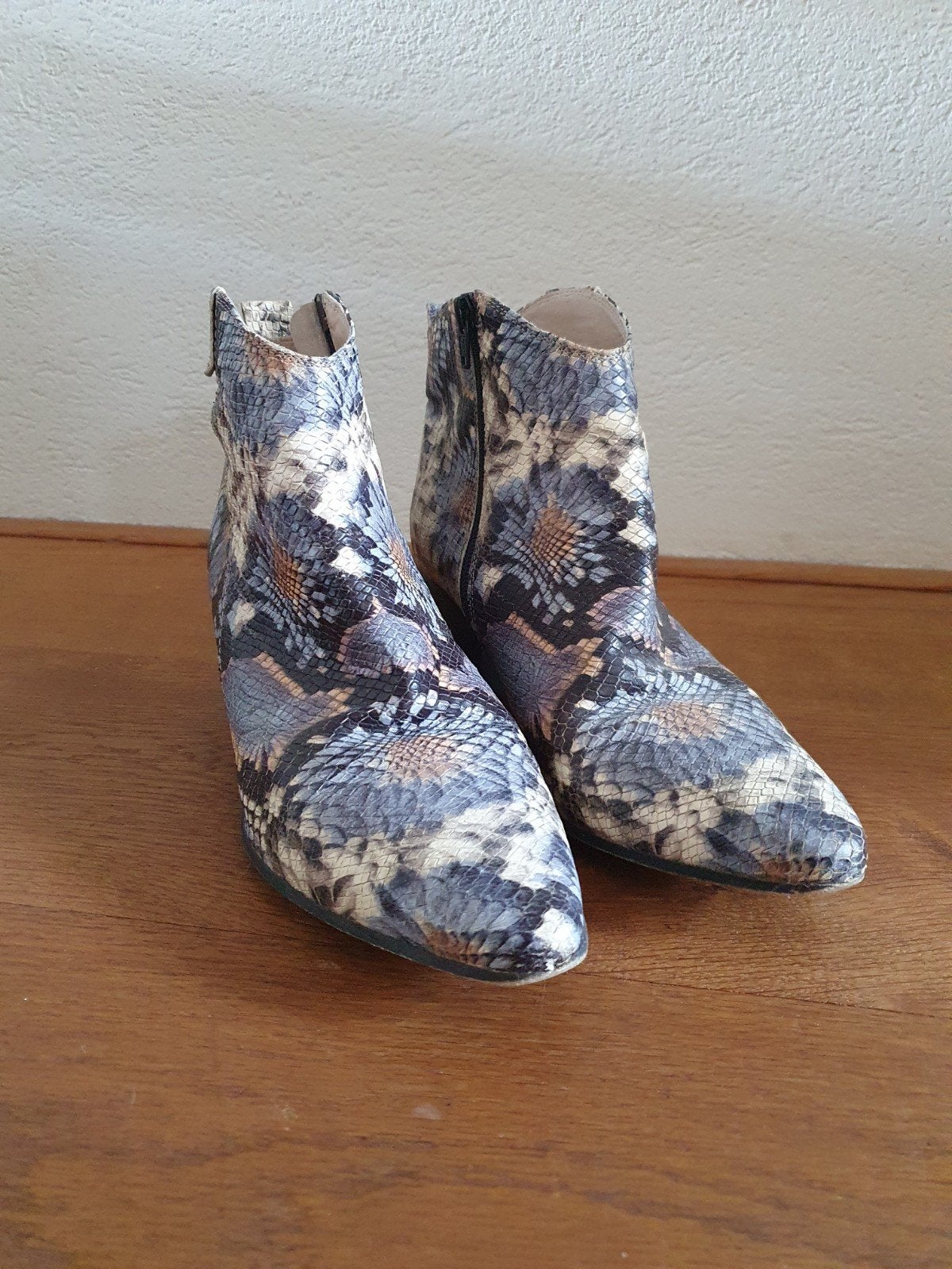 Stijlvolle enkellaarsjes met slangenprint. Maat 43, Kleding | Dames, Schoenen, Overige kleuren, Lage of Enkellaarzen, Ophalen of Verzenden