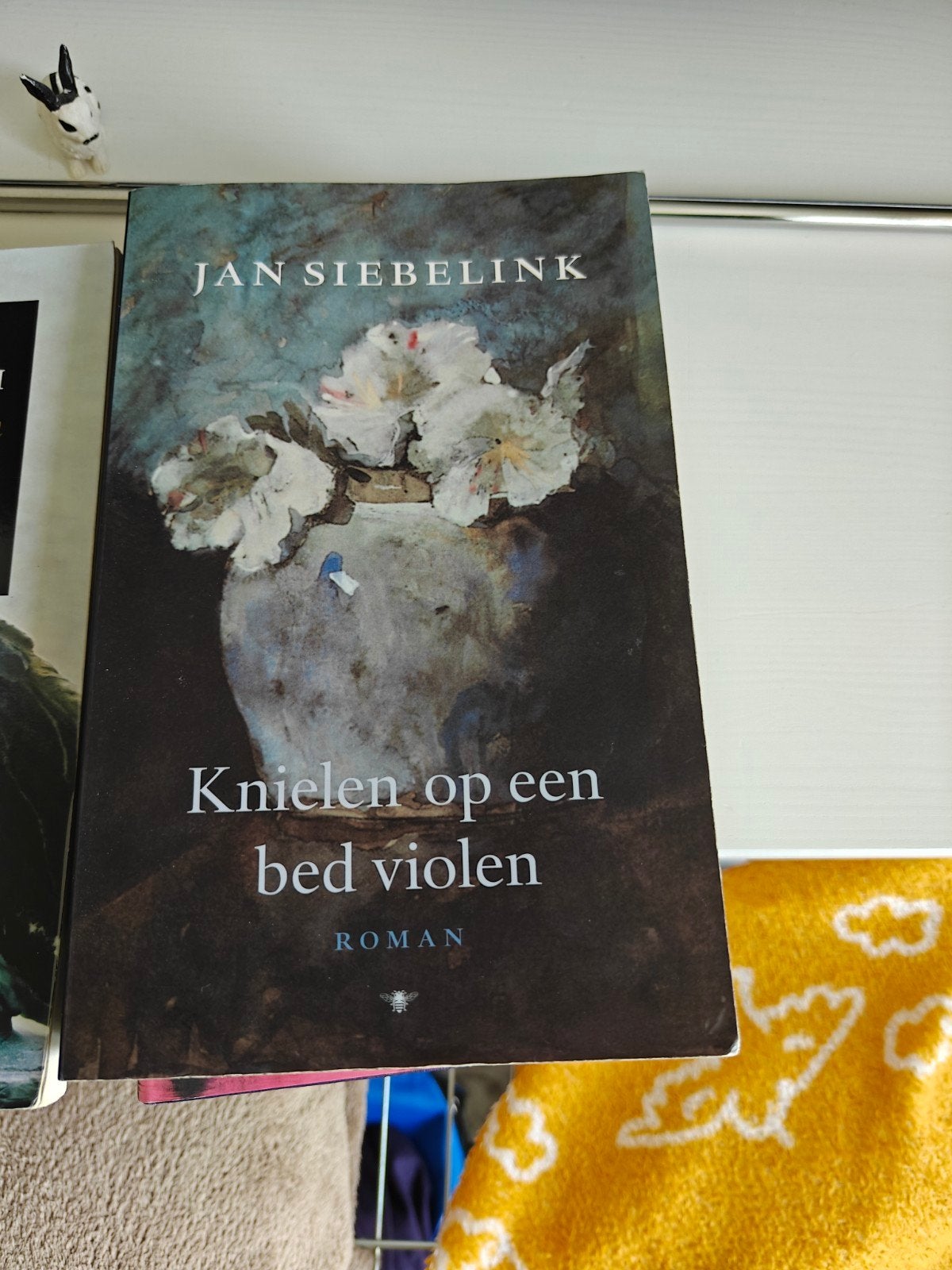 Knielen op een bed violen - Jan Siebelink (roman), Ophalen of Verzenden, Zo goed als nieuw, Jan Siebelink, Nederland