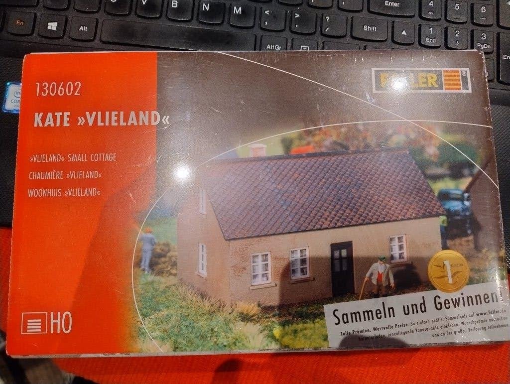 Faller woonhuis (130602 “Kate Vlieland”), Hobby en Vrije tijd, Modeltreinen | H0, Overige merken, Gelijkstroom of Wisselstroom