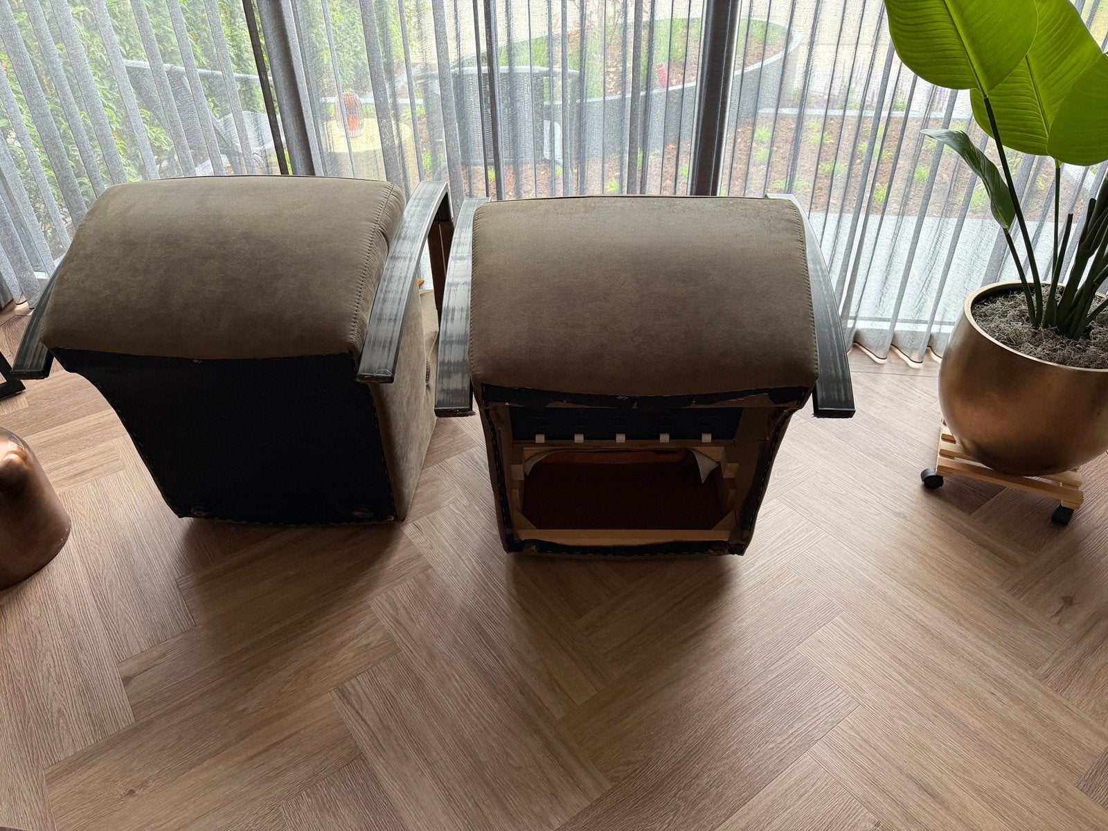 Twee goed onderhouden kamer stoelen samen, Huis en Inrichting, Banken | Voetenbanken en Poefen, Ophalen, Strak, Gebruikt, Stof