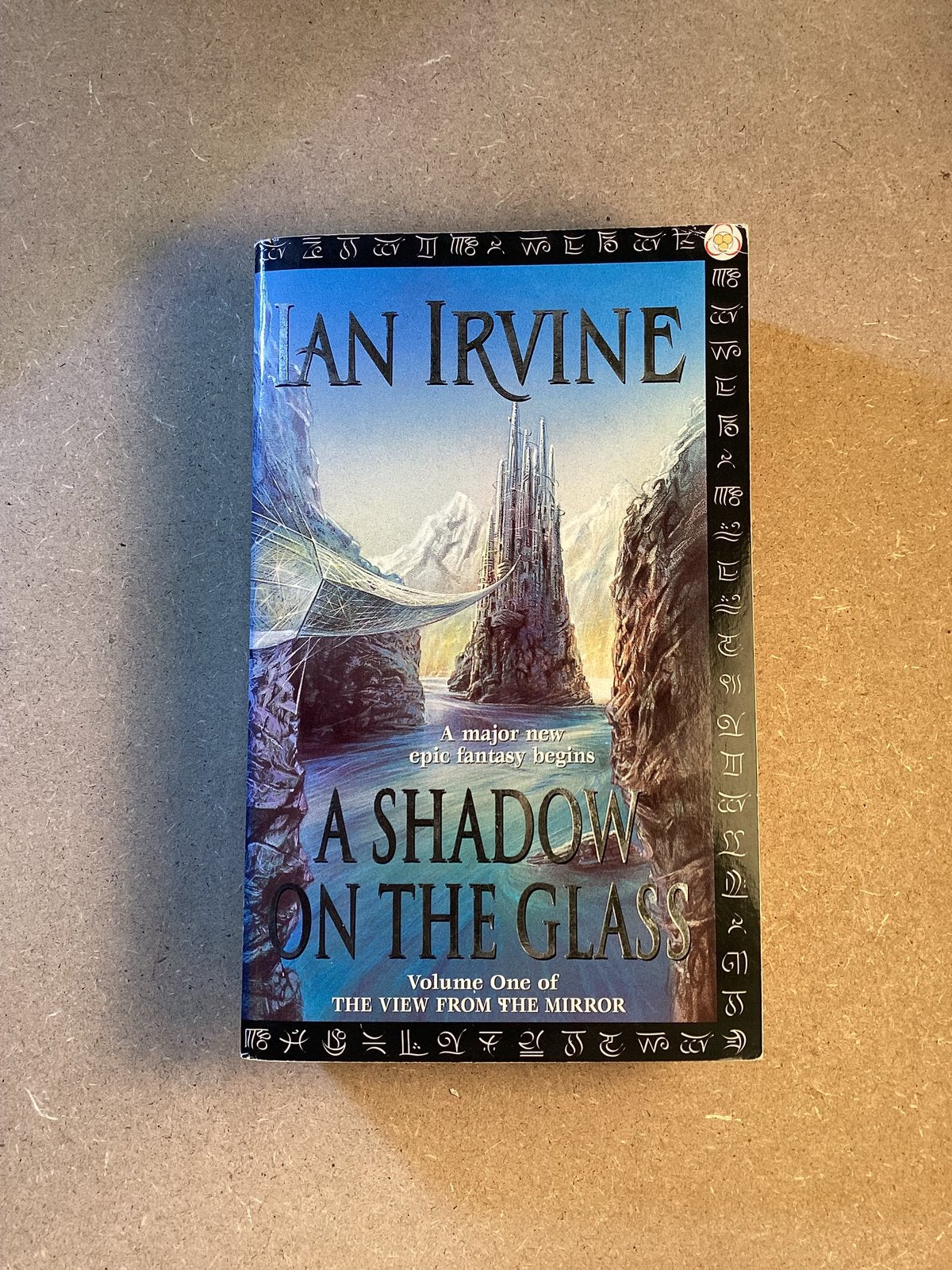 Ian Irvine – A Shadow on the Glass, Ophalen of Verzenden, Gelezen