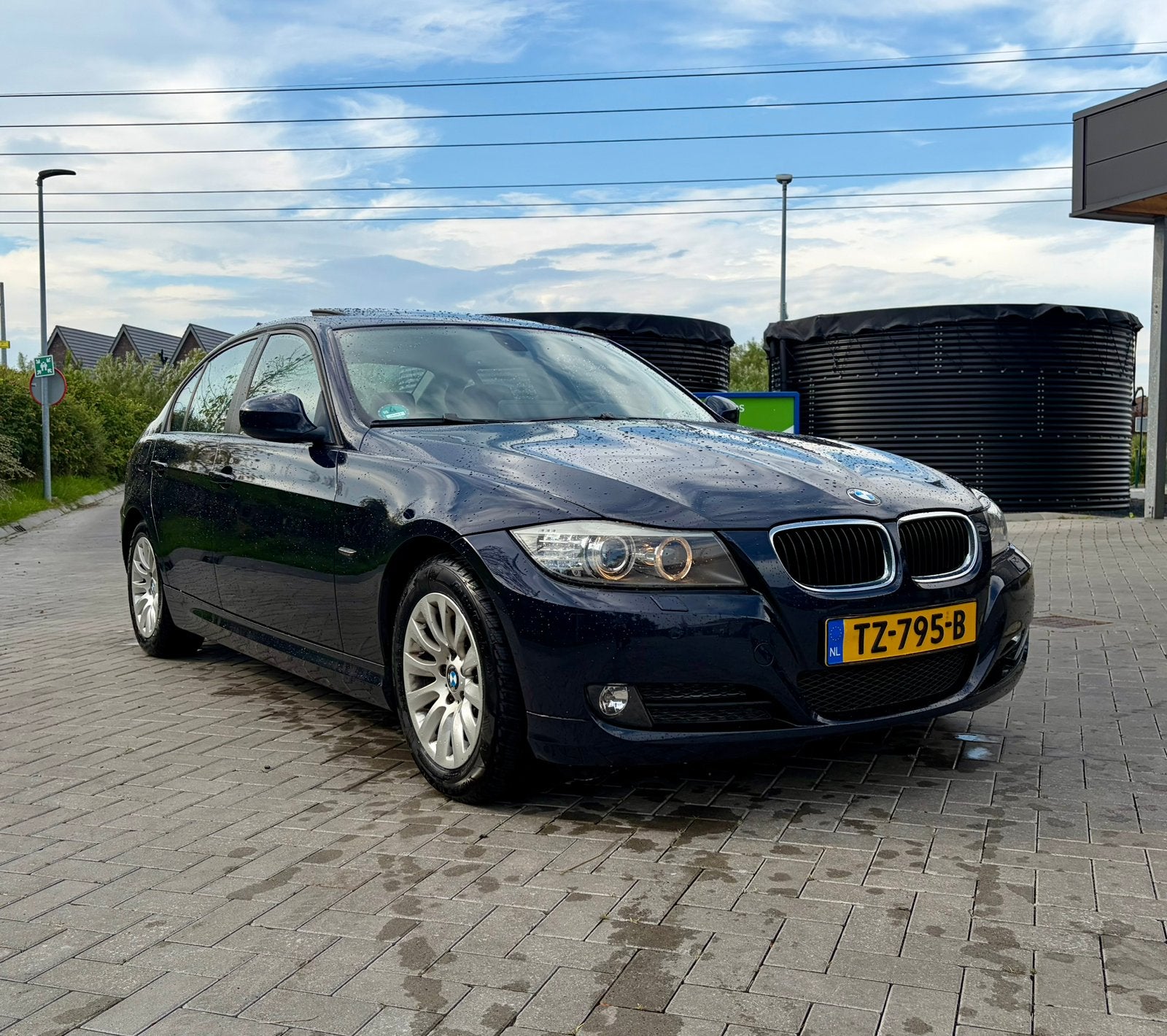 BMW 3-Serie 318i NIEUWE APK - 2 SETS BANDEN + VELGEN, Auto's, Zwart, Handgeschakeld, Particulier, 1335 kg
