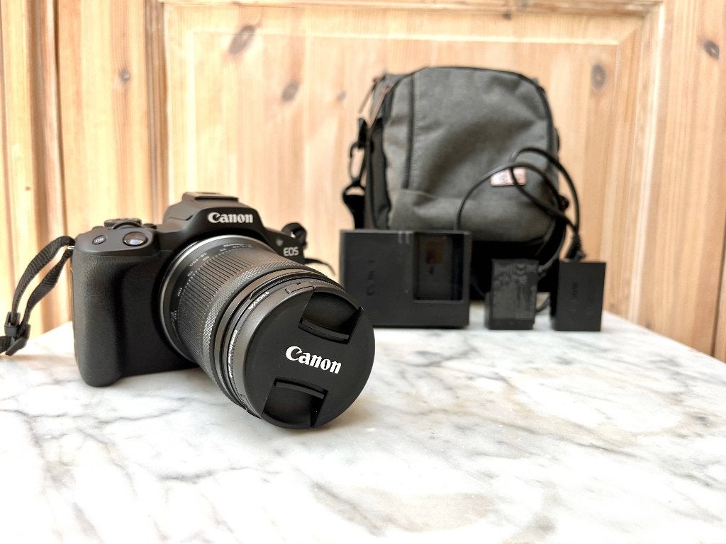 canon eos R50 + 18-150mm lens + 2 accu's + UV filter +Tasje, Audio, Tv en Foto, Fotocamera's Digitaal, Ophalen, Canon, Zo goed als nieuw