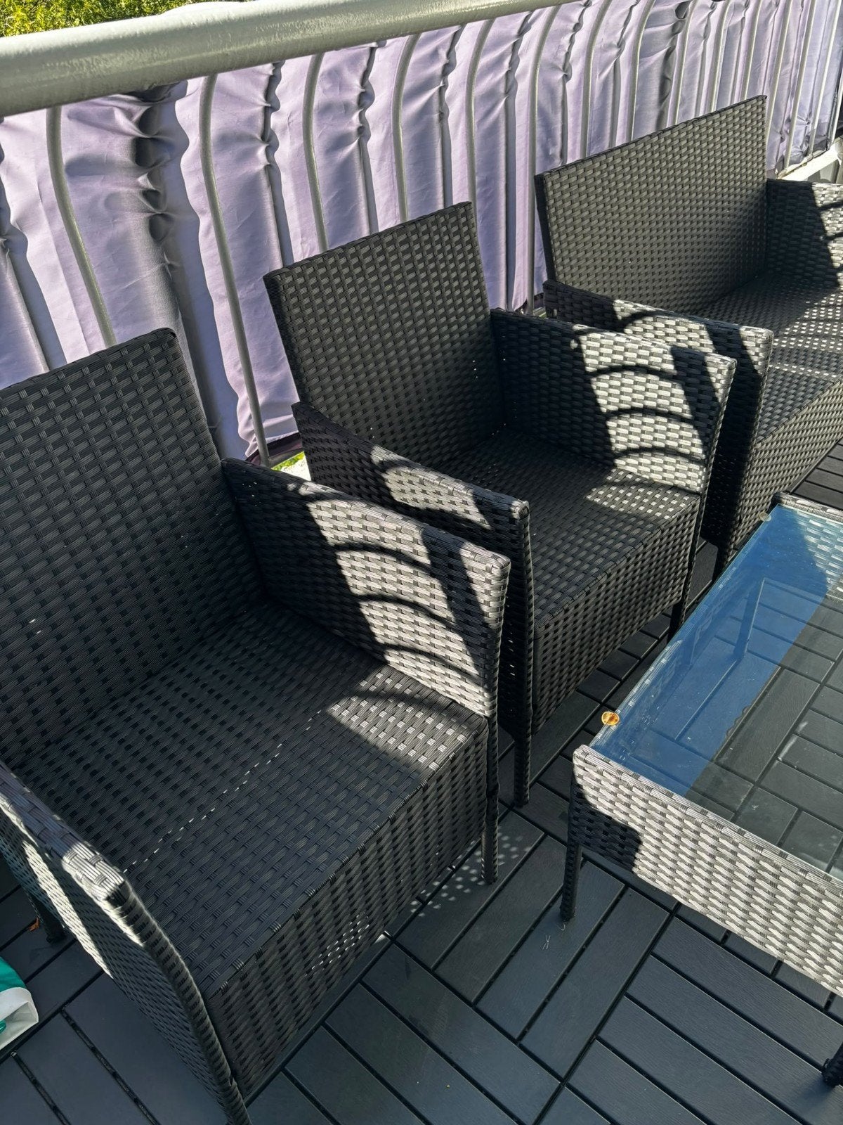 Zwarte Wicker Loungeset met Glazen Tafel en Kussens, Ophalen, 4 zitplaatsen, Gebruikt, Bijzettafel