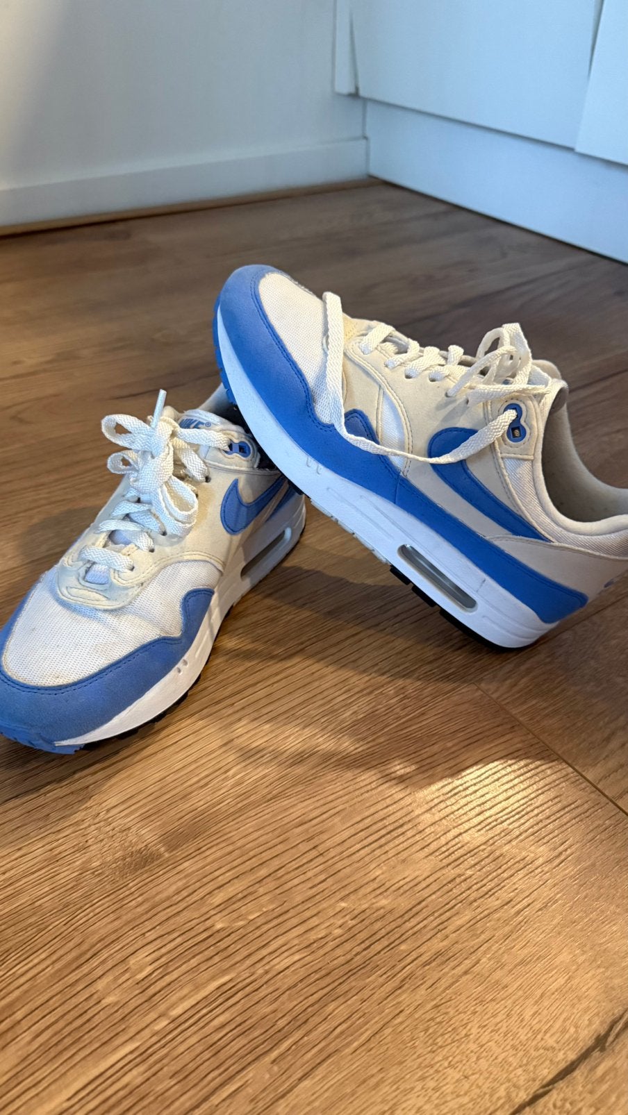 Nike Air Max 1 in de kleur White / University Blue m41, Ophalen, Blauw, Sneakers of Gympen, Zo goed als nieuw