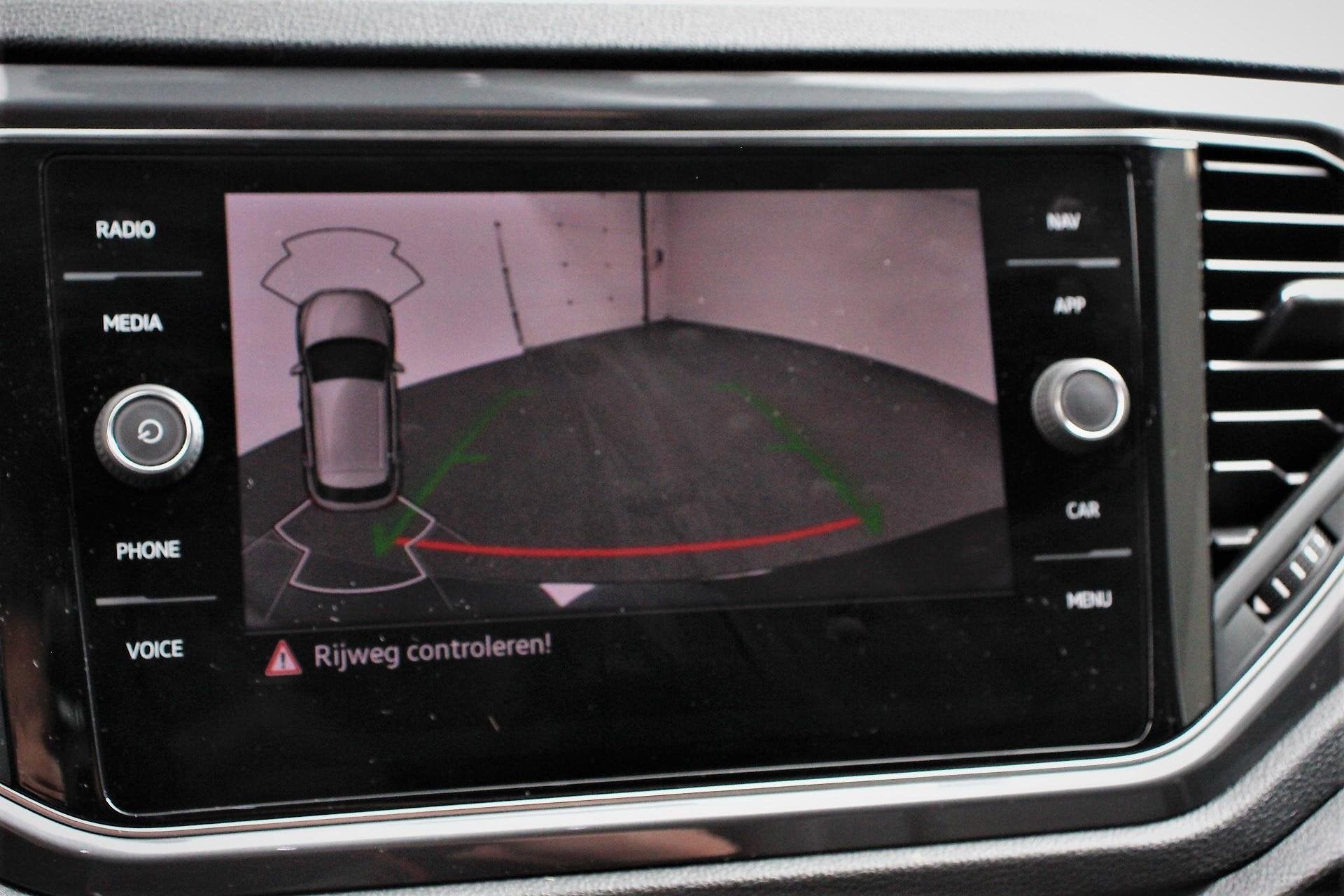 Volkswagen T-Roc 1.5 TSI Sport DSG Navigatie Adaptieve Cruis, Auto's, Verwarmde buitenspiegels, 4 cilinders, 150 pk, Zwart