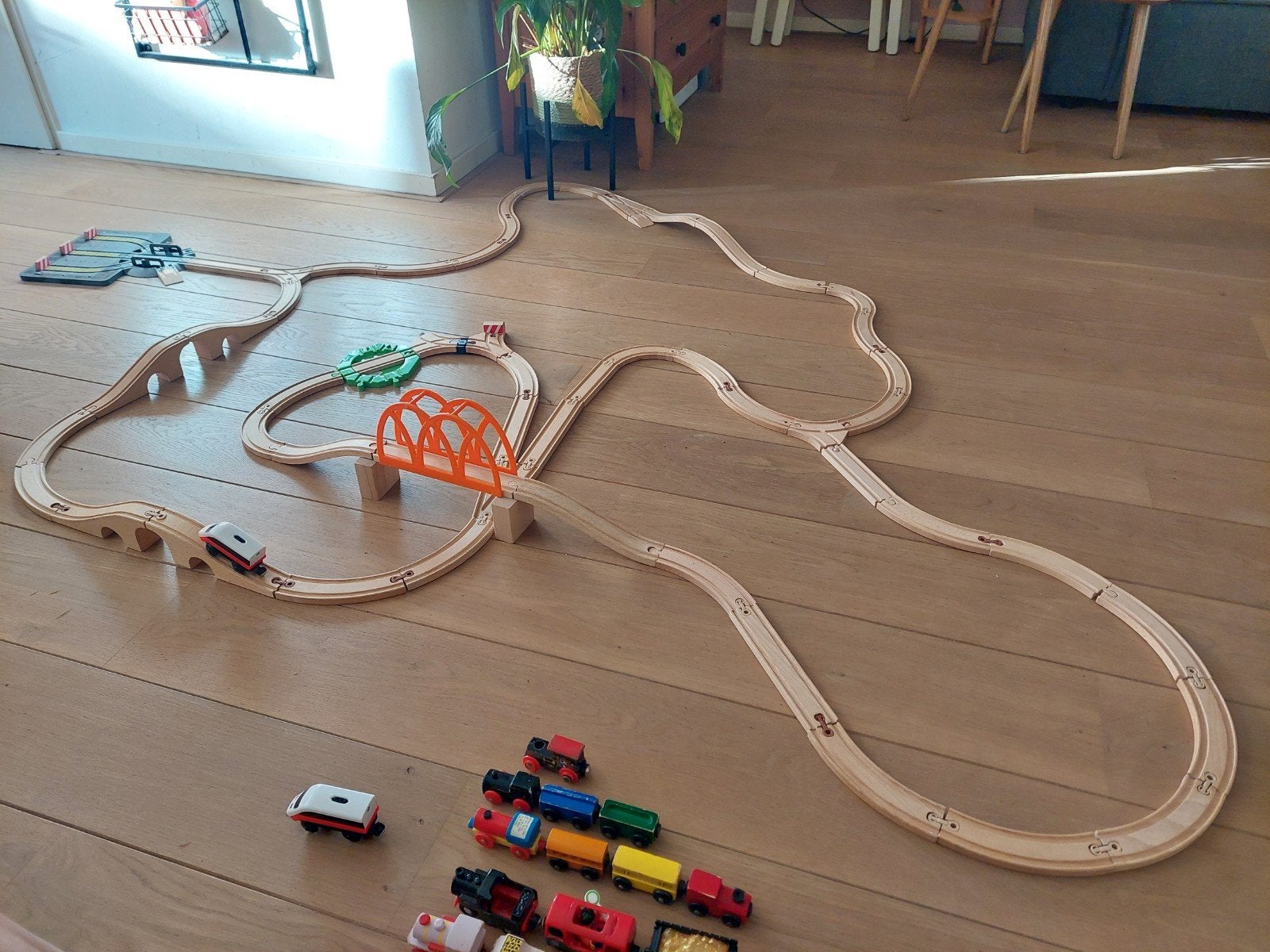 Grote houten treinbaan set met bruggen en treinen, Ophalen, Gebruikt