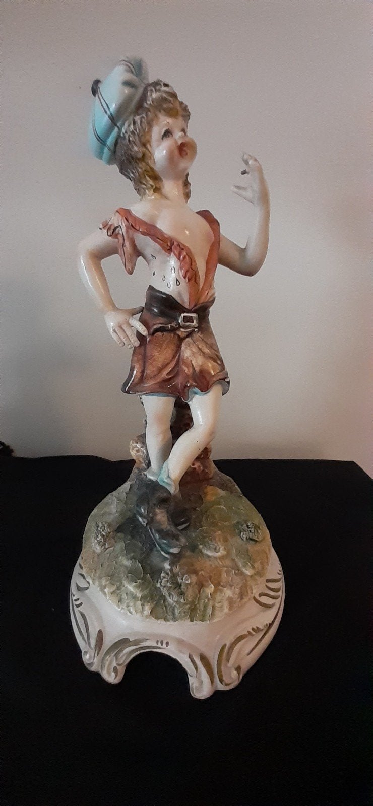 Capodimonte beeldje van een stoere meid, Handgemaakt, Ophalen of Verzenden, 20 - 50 cm, Steen of Keramiek