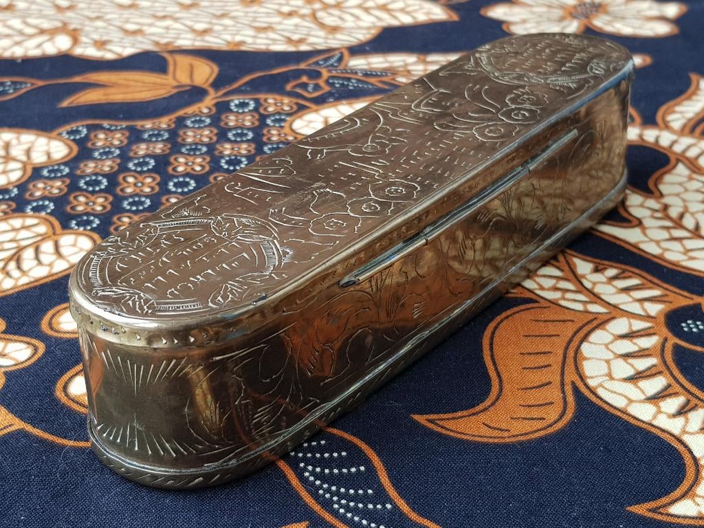 Mooie antieke zeeman tabaksdoos van bewerkt koper 17,5 cm., Ophalen of Verzenden, Koper