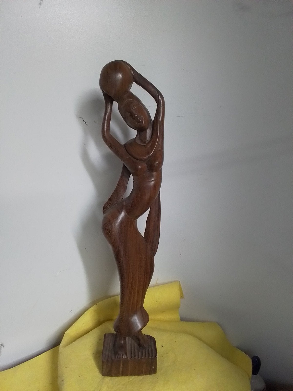 12672) mooi groot Balinees houten beeld hoog 56cm, Antiek en Kunst, Kunst | Beelden en Houtsnijwerken, Ophalen of Verzenden