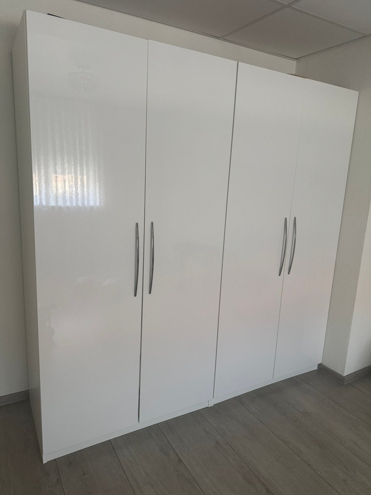 Ikea pax kast hoogglans 4-deurs, Huis en Inrichting, Kasten | Kledingkasten, 200 cm of meer, Zo goed als nieuw, 200 cm of meer
