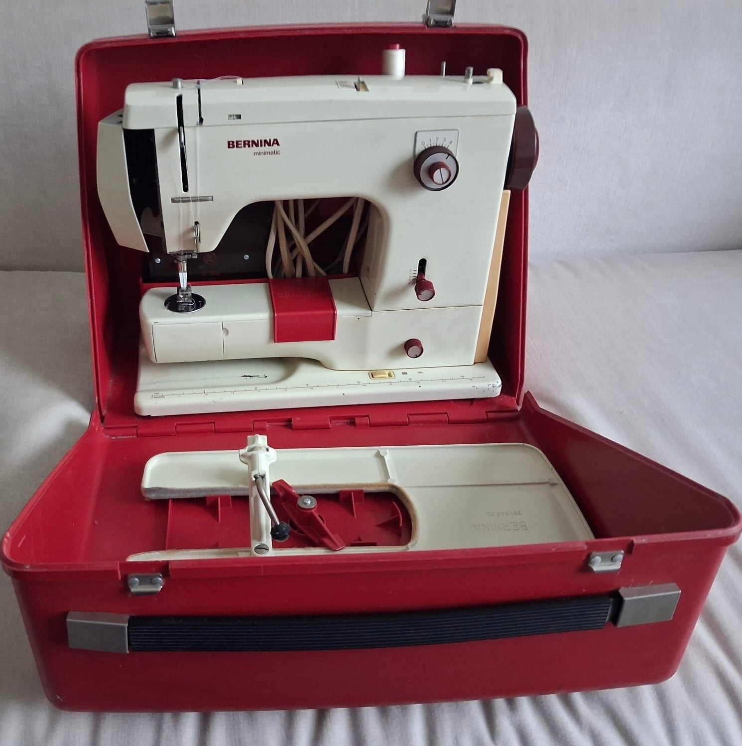 Bernina 807 Minimatic Naaimachine in Rode Koffer, Ophalen of Verzenden, Gebruikt, Naaimachine, Bernina