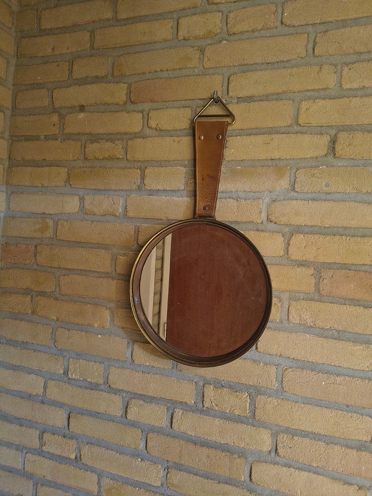 Vintage ronde spiegel met leren band en messing frame, Antiek en Kunst, Antiek | Spiegels, Ophalen of Verzenden, Rond, Minder dan 50 cm