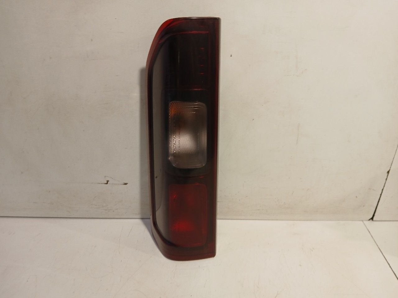 Achterlicht links buiten Renault Trafic, Onderdelen@venauto.nl, Van der Ven Autorecycling B.V., Gebruikt, Ettenseweg 76, 4706 PB Roosendaal, The Netherlands