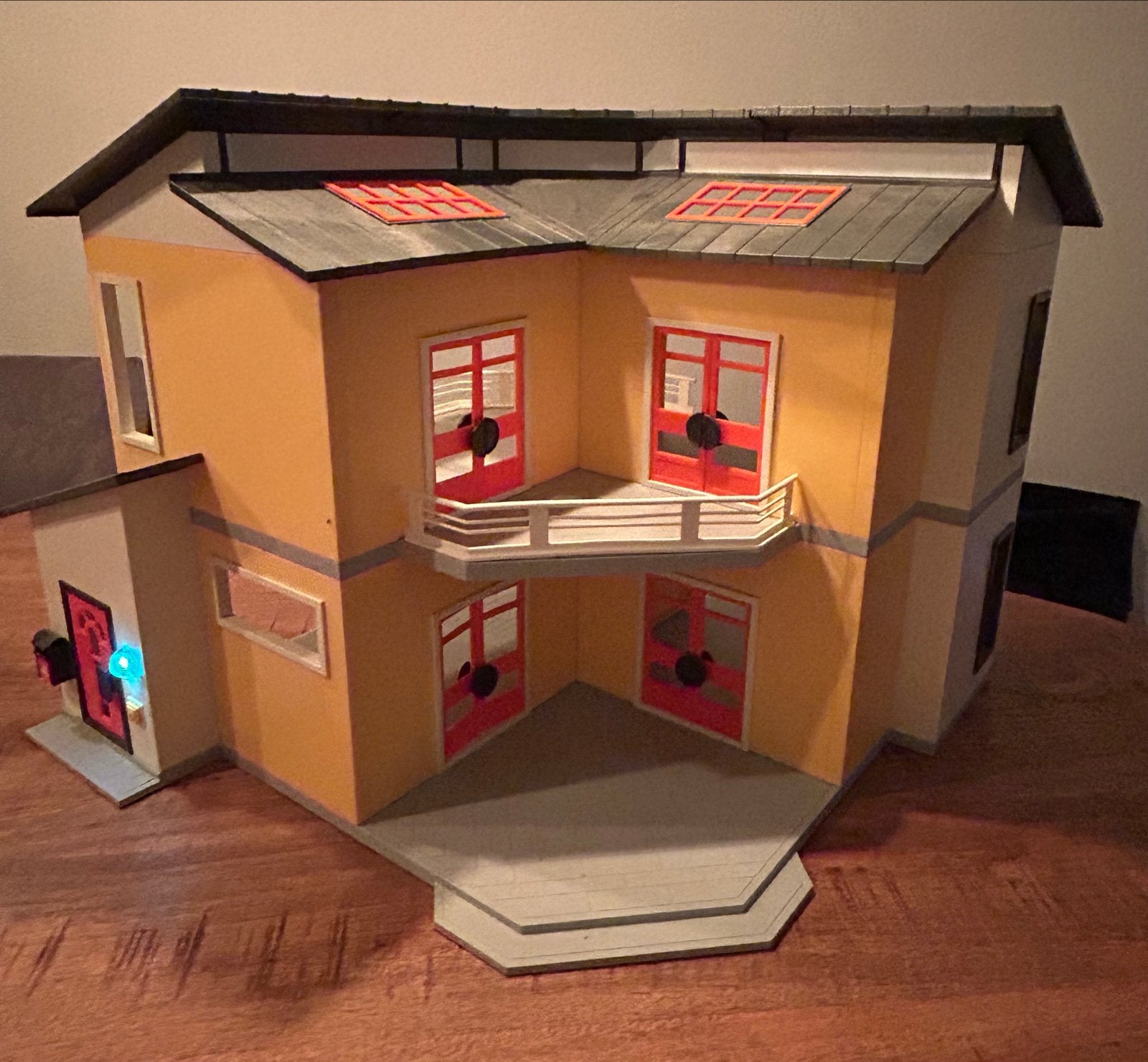 Modern Poppenhuis met Licht en Geluid, Ophalen, Zo goed als nieuw, Poppenhuis