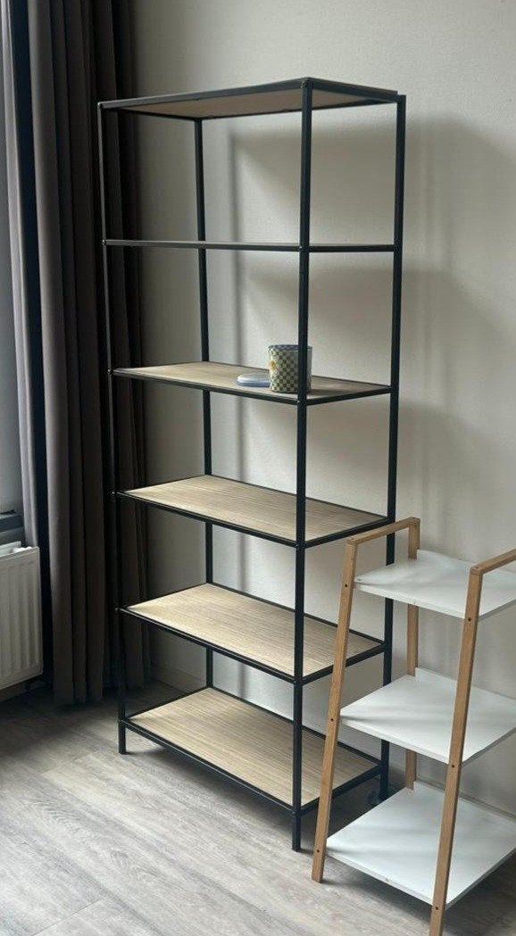Stijlvolle Open Kast met Zwarte Frame en Houten Planken