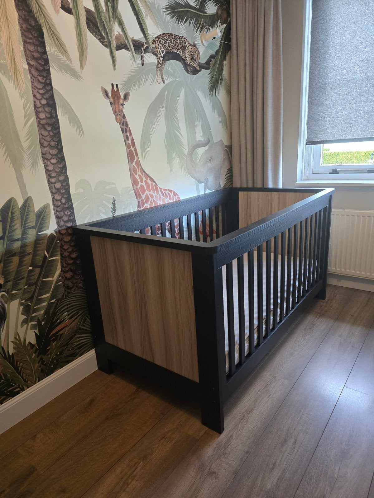 Meegroei ledikant 70x140 cm - Zwart/Houtlook, Kinderen en Baby's, 70 tot 85 cm, 140 tot 160 cm, Zo goed als nieuw, Ophalen