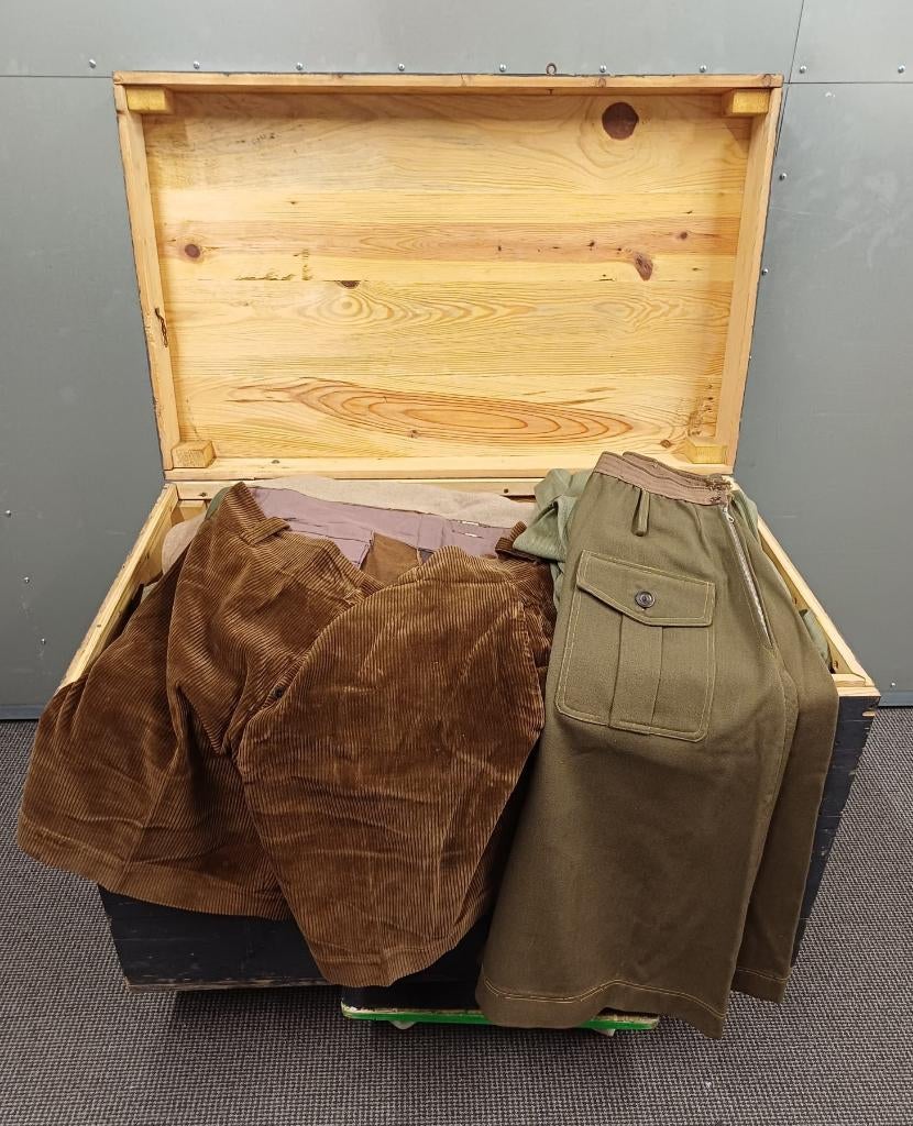 Kist voorzien van legerkleding Koninklijke Landmacht KL, Ophalen, Landmacht, Nederland, Overige typen