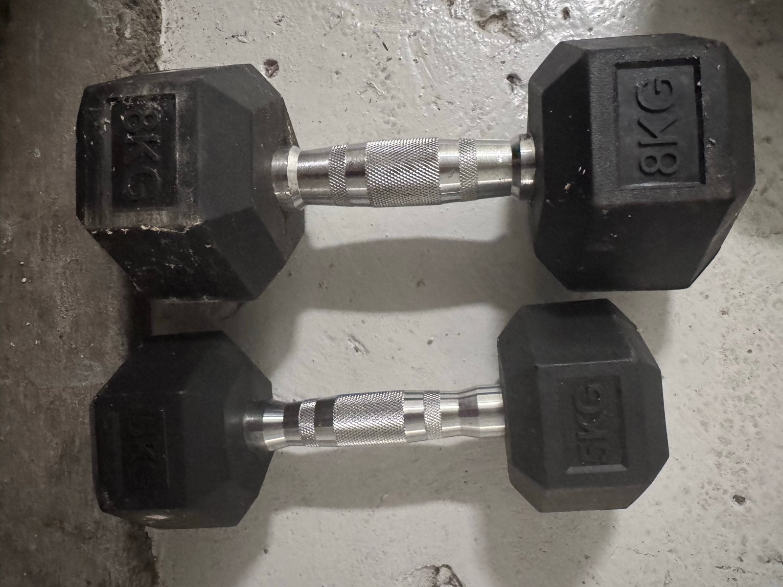 Set van 2 dumbbells - 8 en 5 kg, Ophalen of Verzenden, Gebruikt, Armen, Dumbbell
