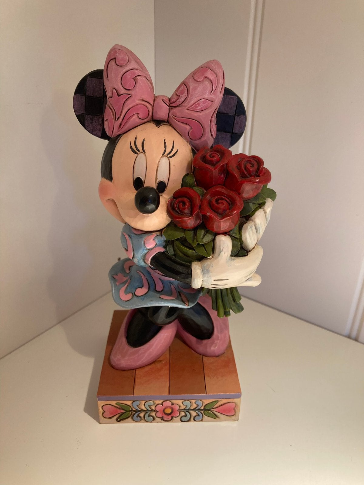 Disney traditions Minnie mouse met Rozen, Verzamelen, Disney, Ophalen of Verzenden, Mickey Mouse, Zo goed als nieuw, Beeldje of Figuurtje