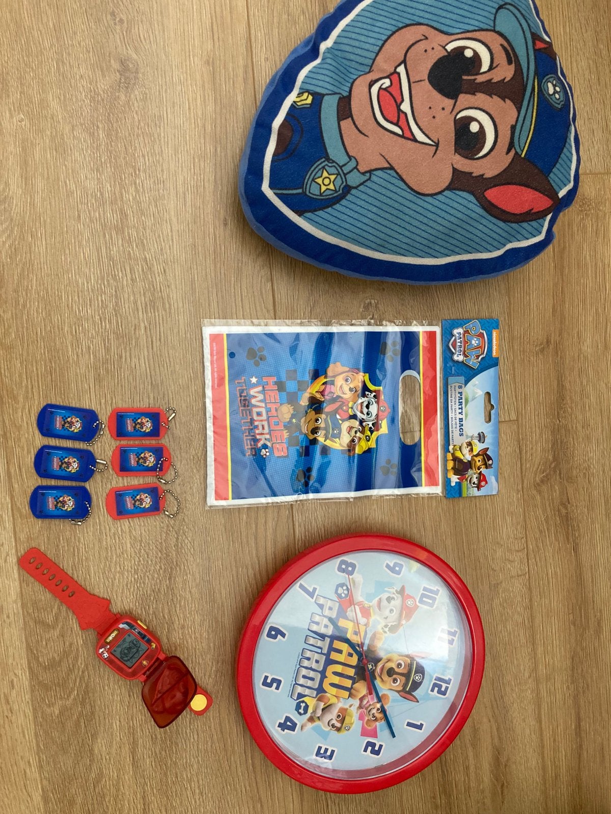 Paw Patrol klok, kussen, horloge, hangers en traktatiezakjes, Ophalen of Verzenden, Zo goed als nieuw, Jongen of Meisje
