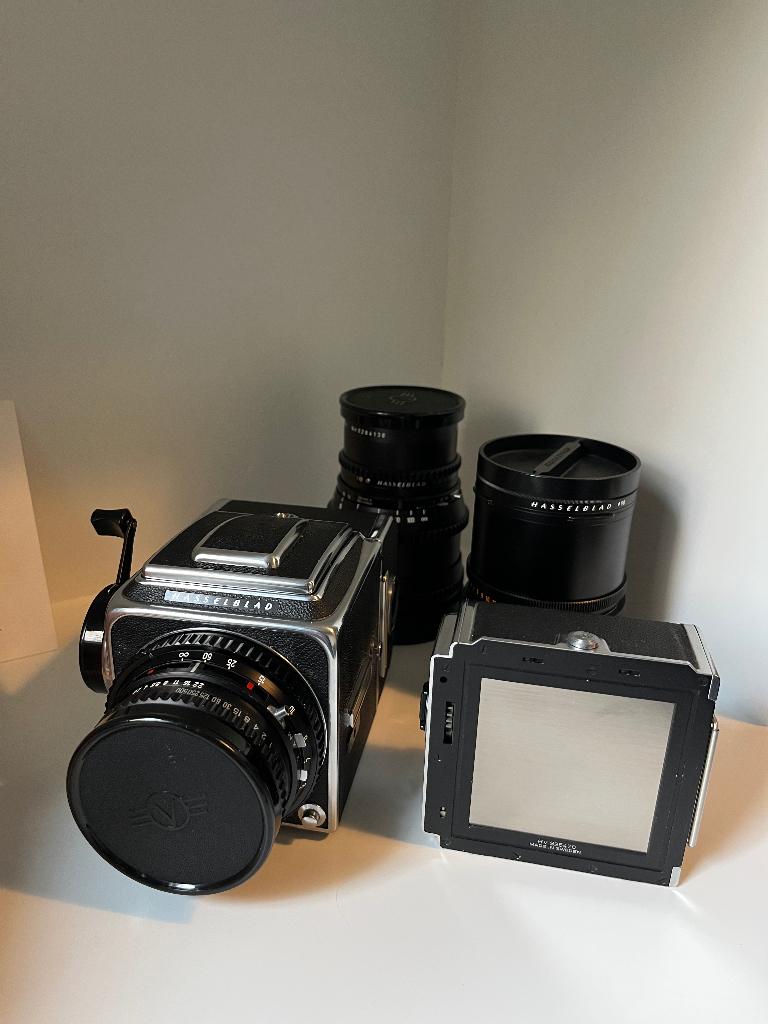 Hasselblad 500C/M compleet + 3 Carl Zeiss lenzen + film back, Ophalen, Zo goed als nieuw, Spiegelreflex, Overige Merken