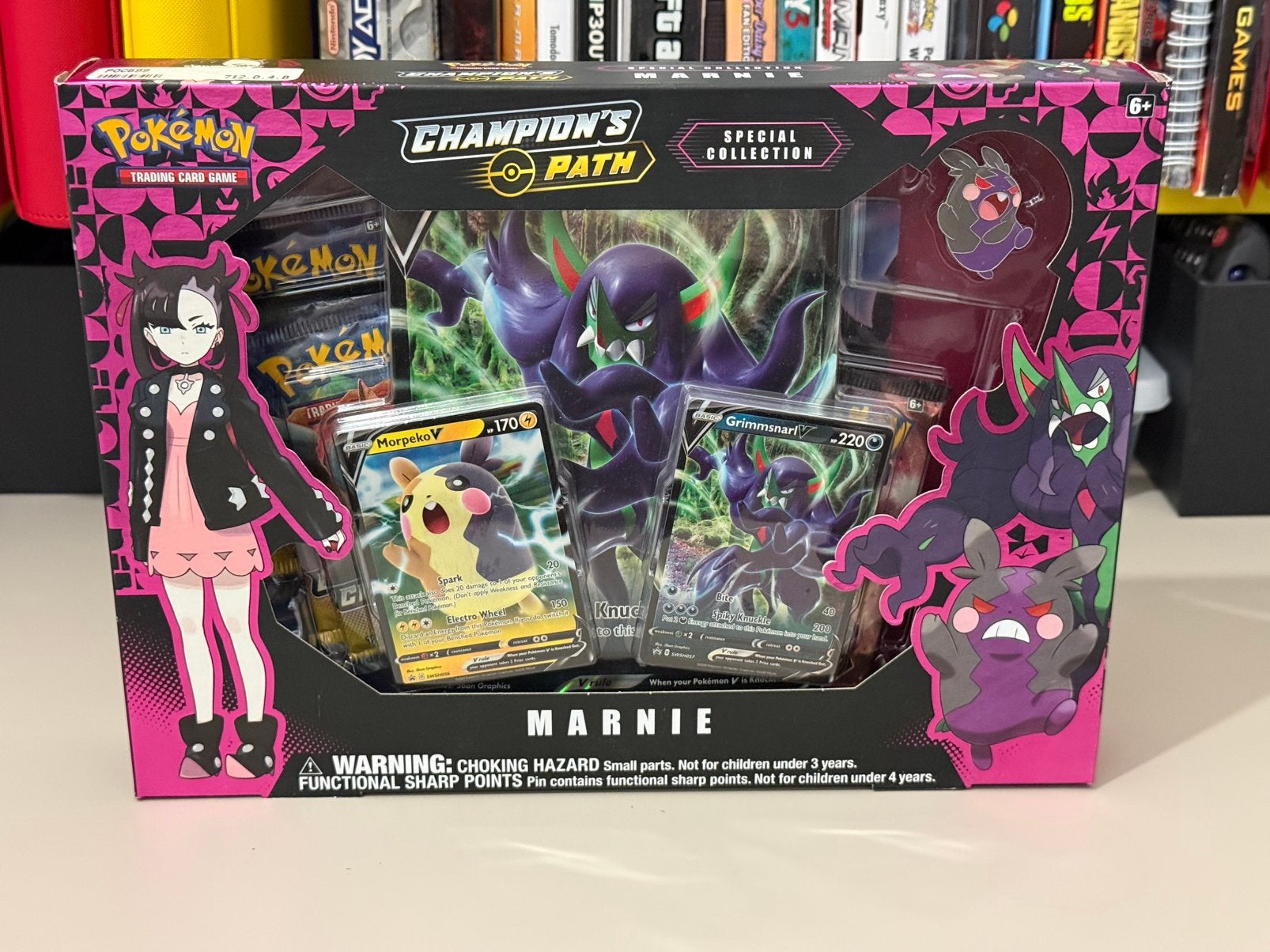 Champions Path Marnie Special Collection Pokemon, Hobby en Vrije tijd, Verzamelkaartspellen | Pokémon, Ophalen of Verzenden, Zo goed als nieuw