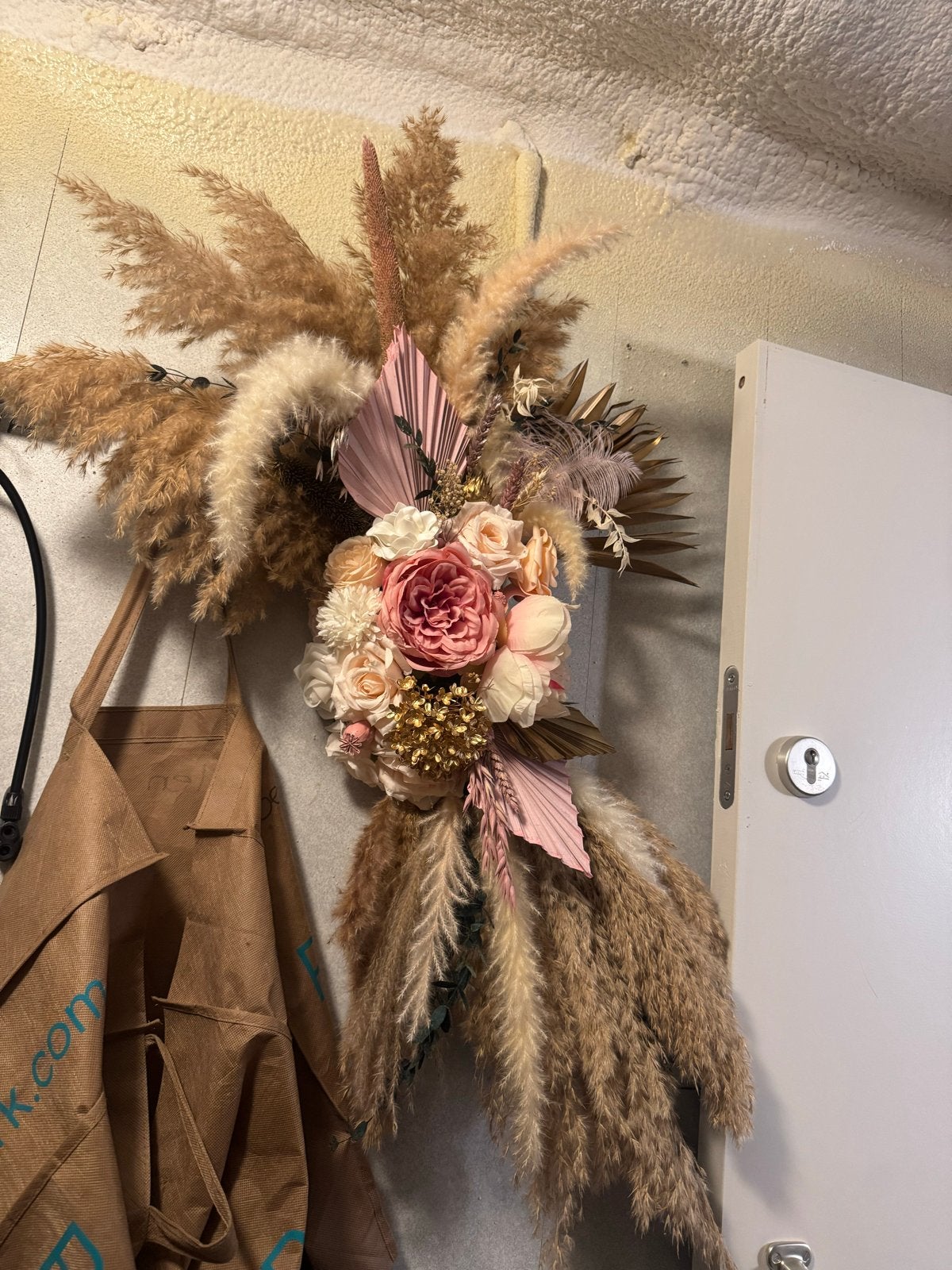 Prachtig kunstbloemstuk met pampasgras en rozen, Ophalen, Binnen, Nieuw, Textiel