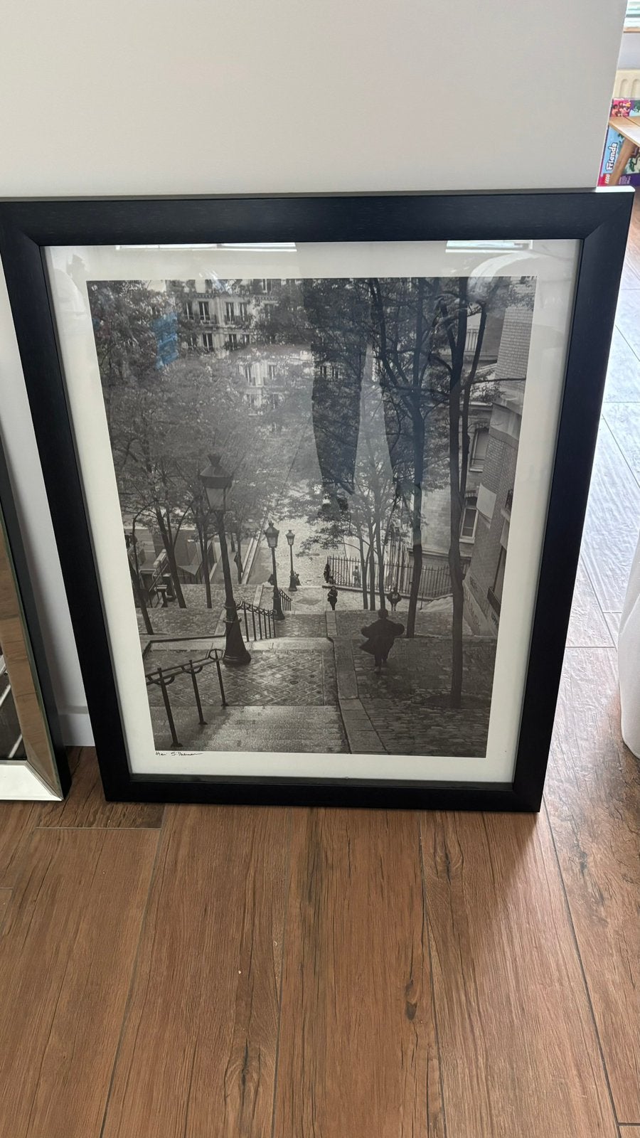 Zwarte lijst met foto van Parijs straatje, Ophalen