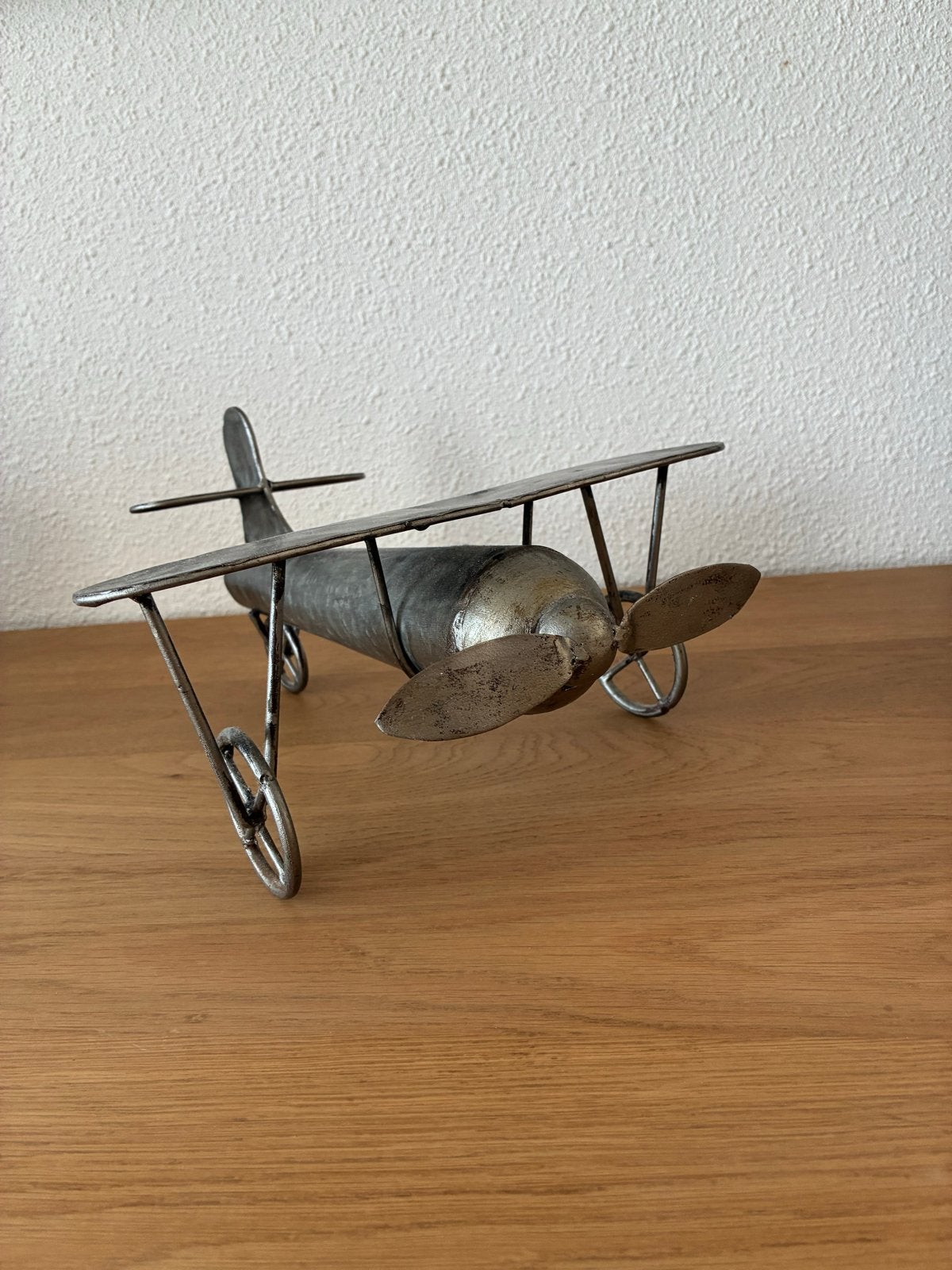 Oud metalen vliegtuigje - decoratie kinderkamer/kast, Ophalen, Zo goed als nieuw