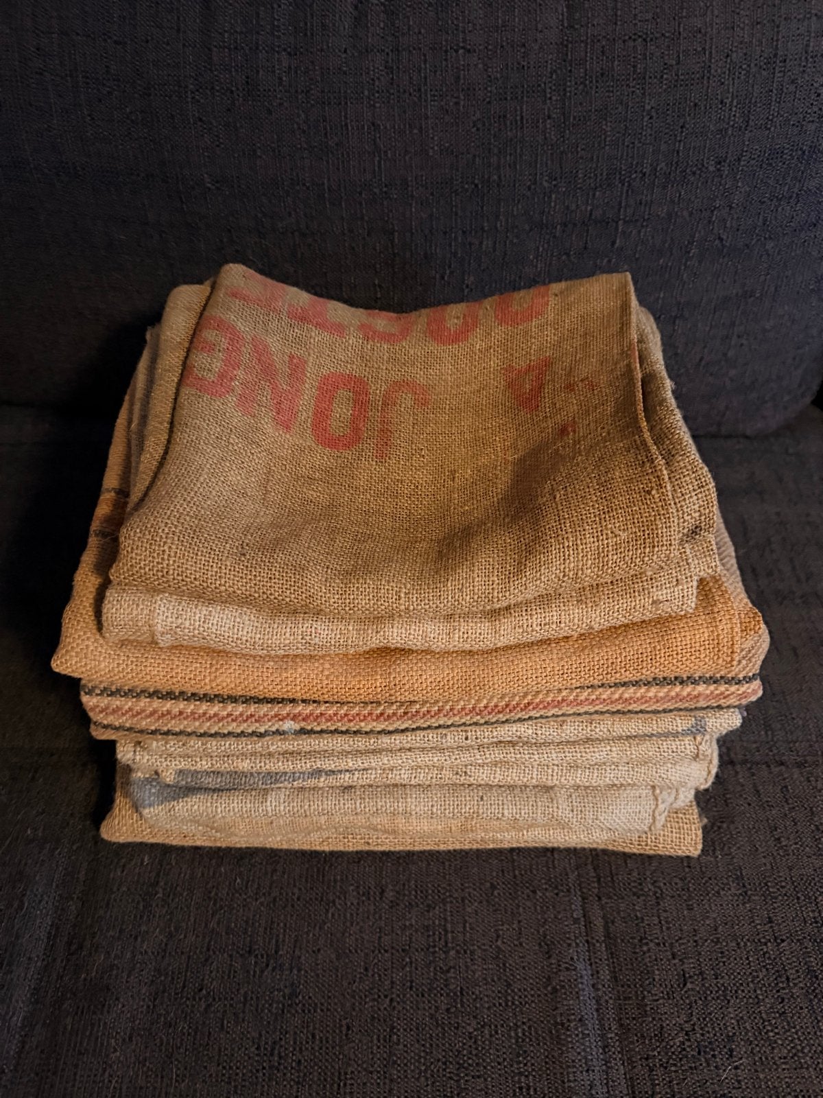Stapel vintage jutte zakken, Ophalen
