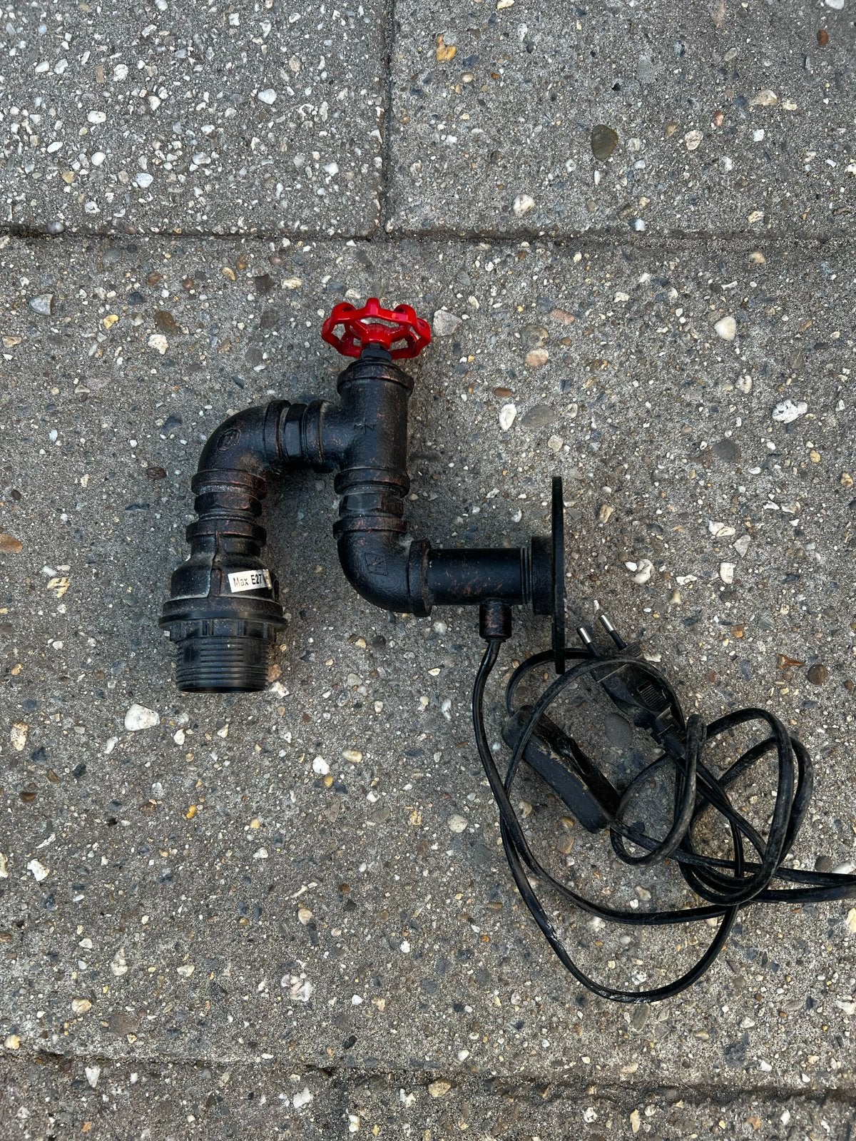 Industriële pijplamp met rode kraan, Overige merken, Gebruikt, Zwart, Industrieel