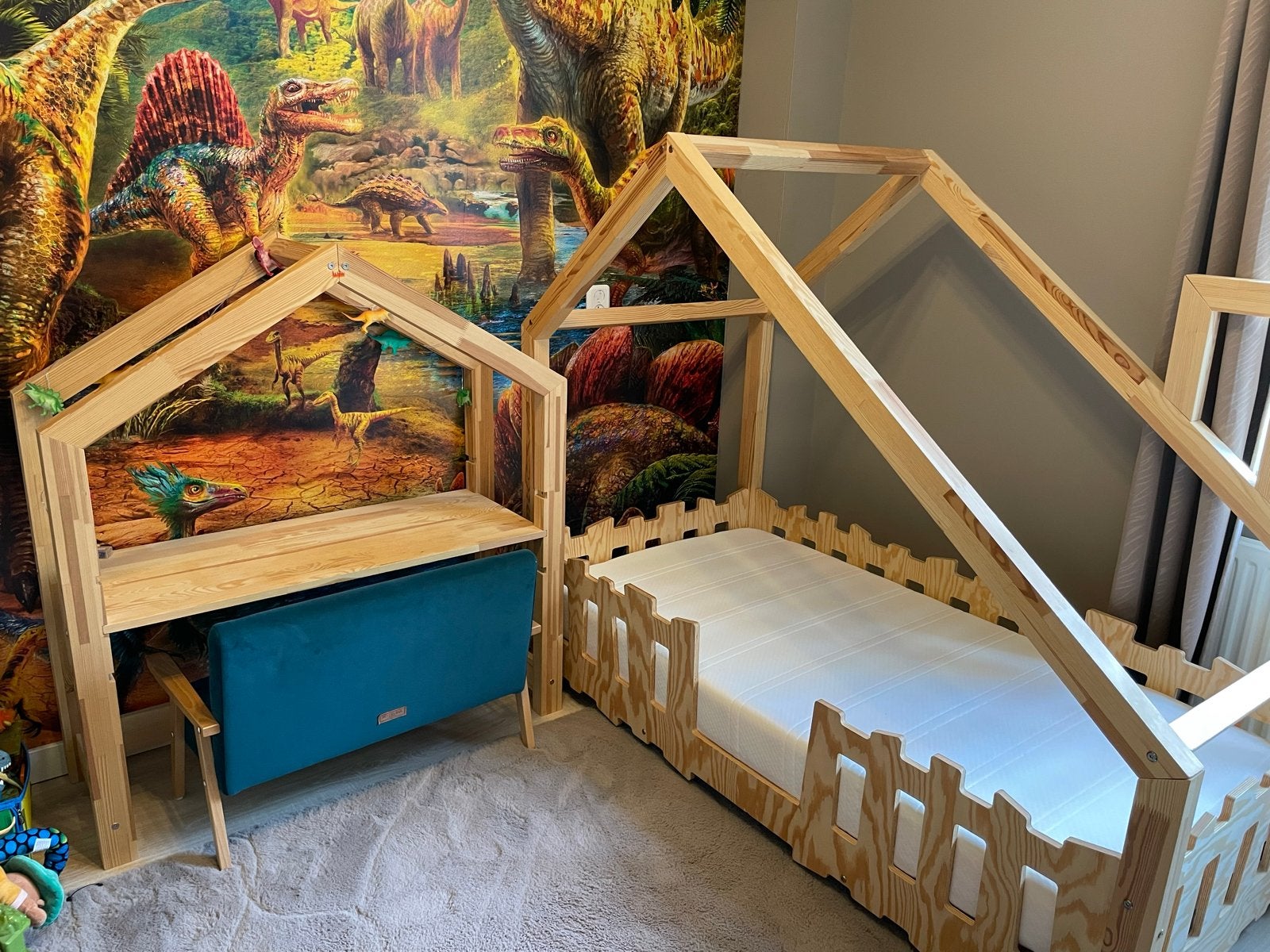 Petit puk bedhuisje met bureau en bankje, Ophalen, 70 tot 85 cm, Zo goed als nieuw, Matras