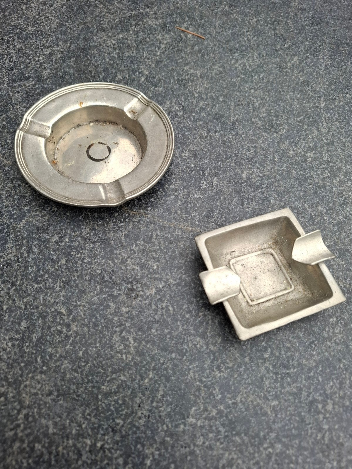 Set van 2 Vintage Tinnen Asbakken - Rond en Vierkant, Ophalen of Verzenden