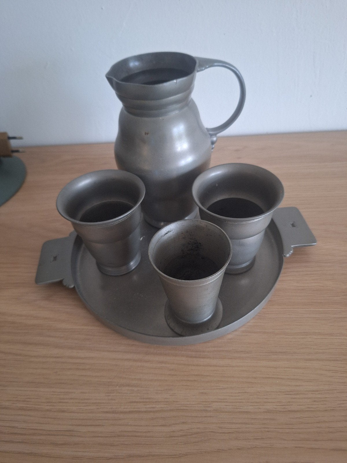 Vintage tinnen garnituur: schenkkan, 3 bekers, serveerschaal, Antiek en Kunst, Ophalen