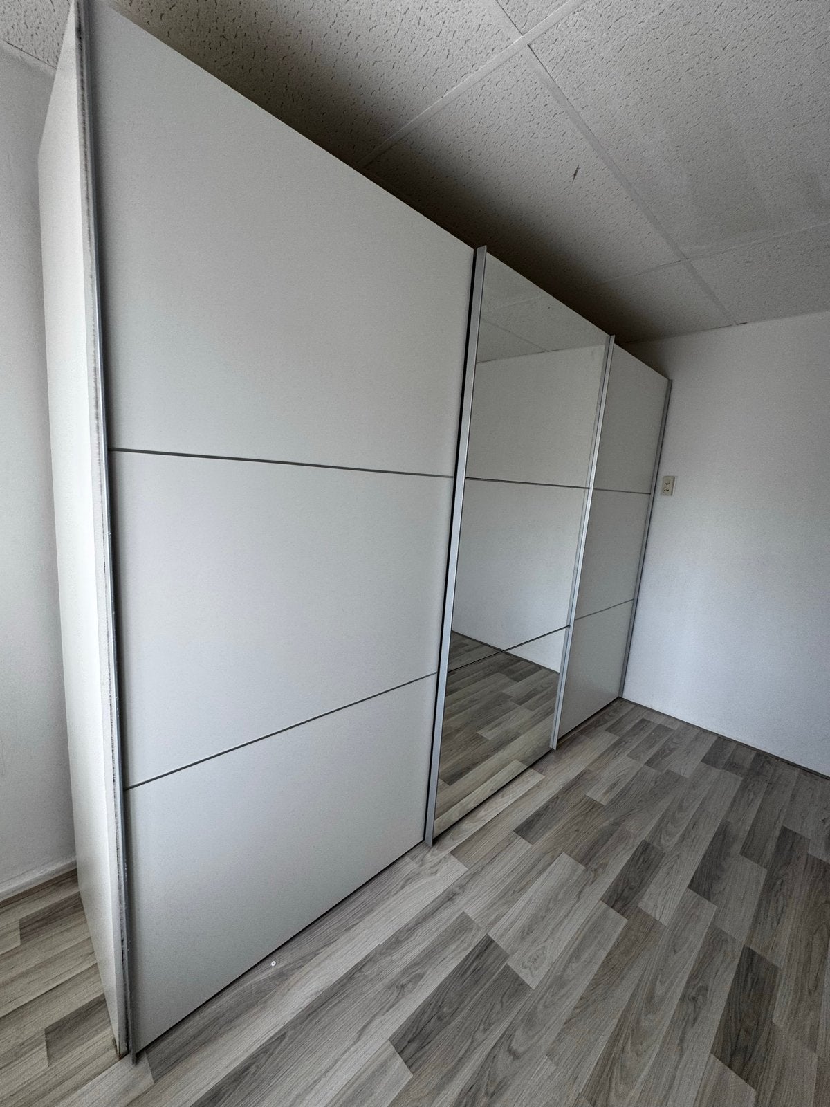 Grote kledingkast met schuifdeuren en spiegel, Huis en Inrichting, Kasten | Kledingkasten, Ophalen, Met plank(en), Gebruikt, 200 cm of meer