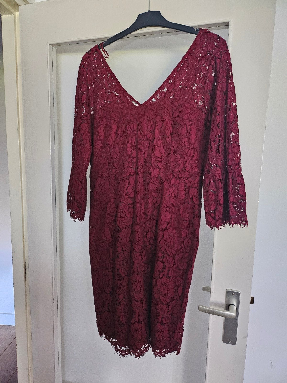 Prachtige bordeauxrode kanten jurk Steps met open rug, Kleding | Dames, Jurken, Maat 42/44 (L), Ophalen of Verzenden, Zo goed als nieuw