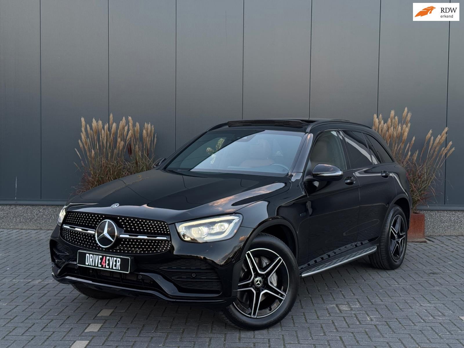 Mercedes-Benz GLC-klasse 300e 4MATIC AMG FULL PANO|LEDER|NAV, Auto's, Automaat, Dealer onderhouden, Gebruikt, 4 cilinders
