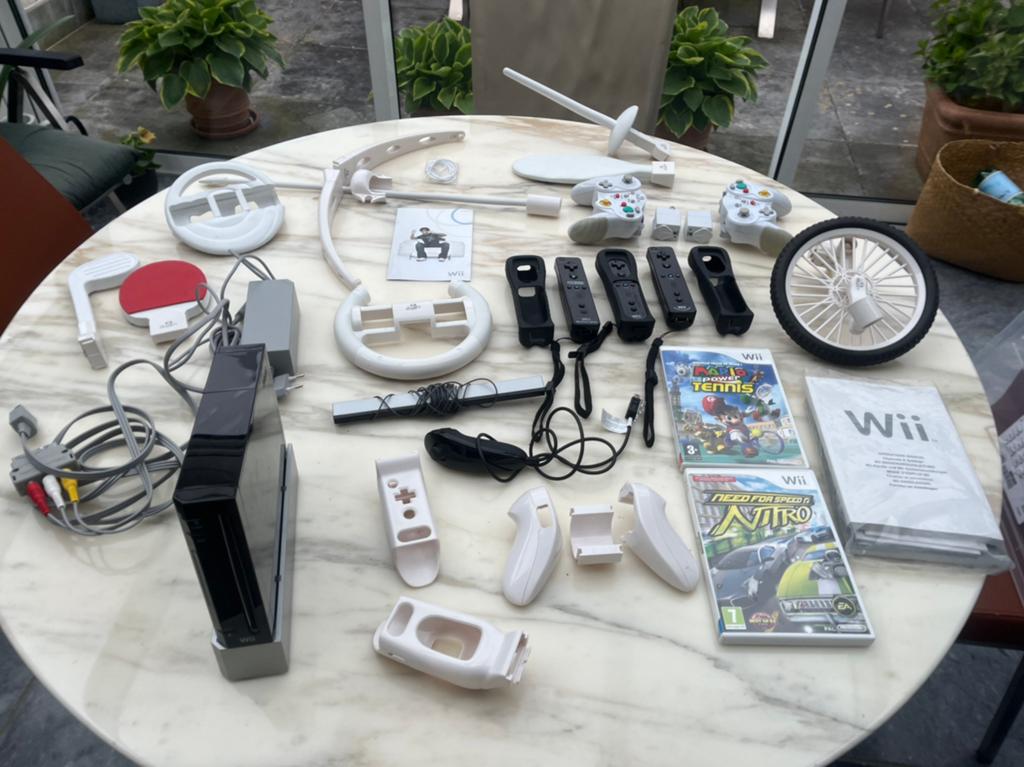 Complete Wii set, Ophalen of Verzenden, Gebruikt, Met 3 controllers of meer, Met stuurtje