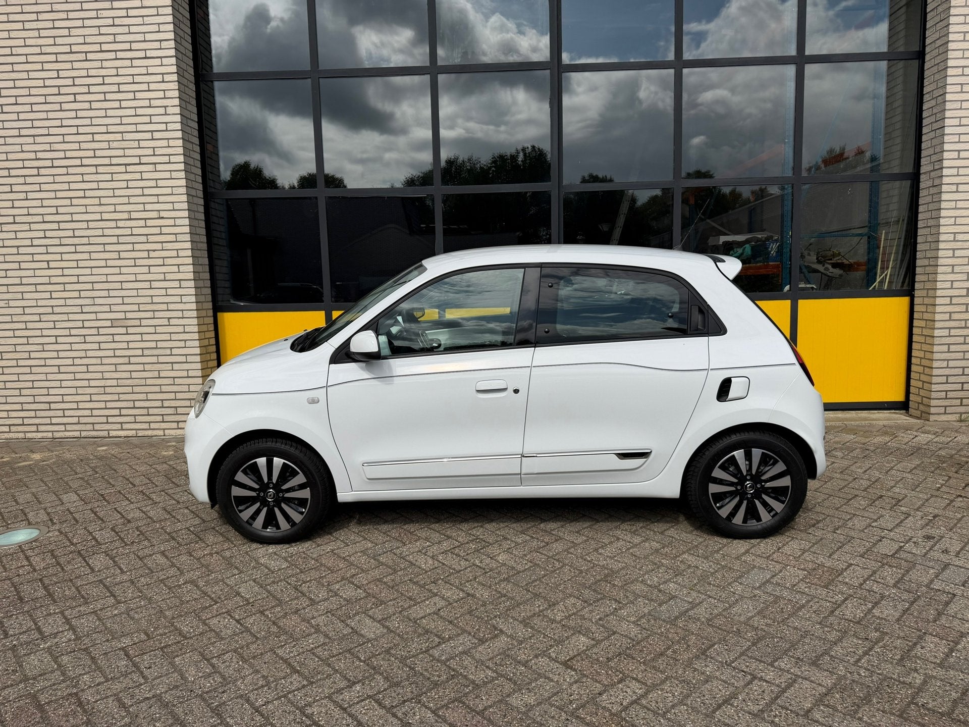 Renault Twingo 90PK Automaat, Groot scherm, stoelverwarming, Auto's, Renault, Gebruikt, Zwart, 4 stoelen, Leder en Stof
