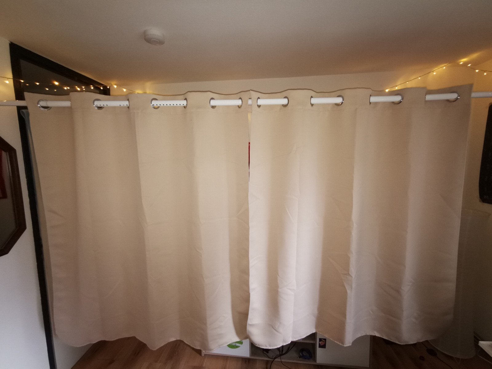 Gordijn en ophangsysteem / Curtains + Curtainrail, Ophalen of Verzenden, Zo goed als nieuw, Beige