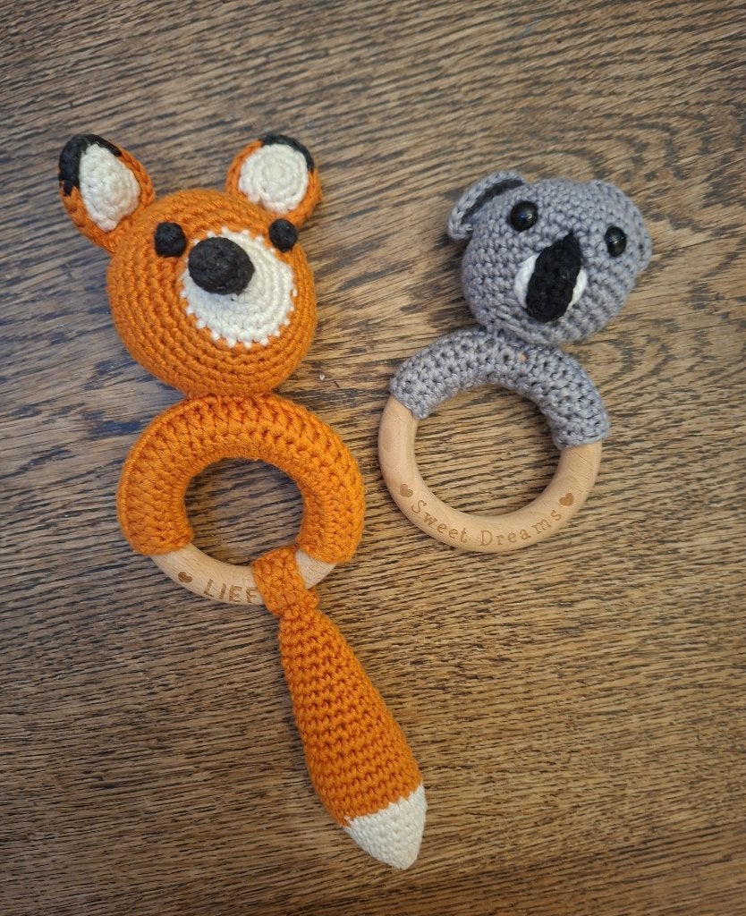 Twee rammelaars, hout met gehaakte vos en koala, Ophalen of Verzenden, Zo goed als nieuw, Rammelaar, Met geluid