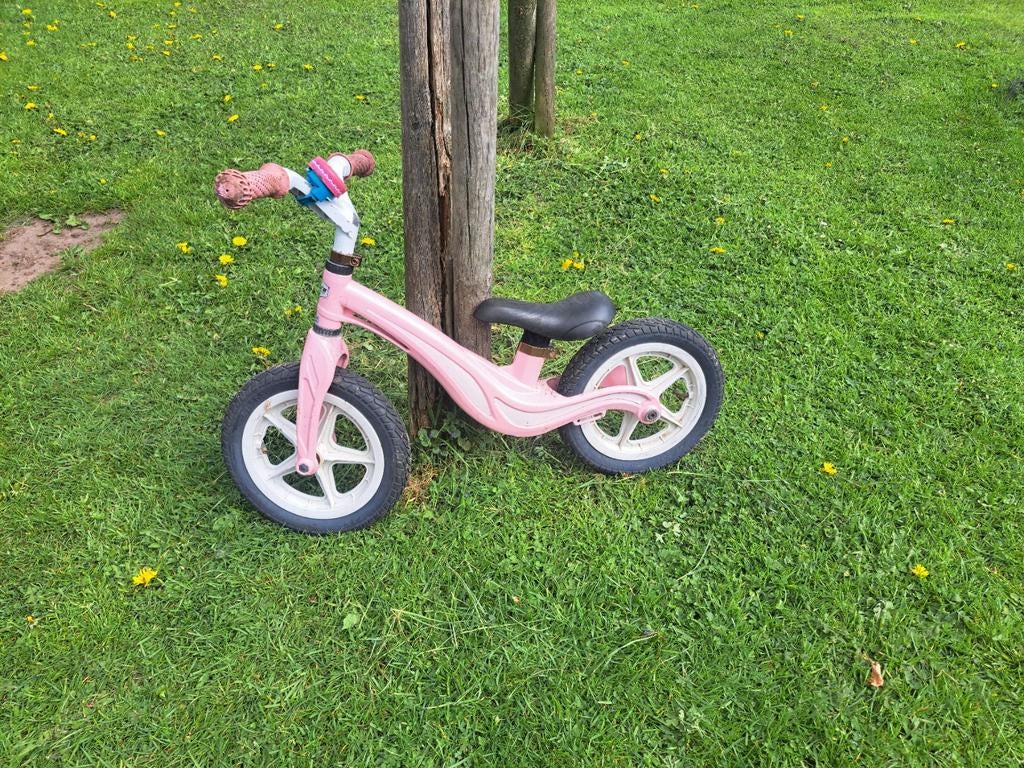 Roze loopfietsje - Gebruikt maar werkt nog prima, Kinderen en Baby's, Speelgoed | Buiten | Voertuigen en Loopfietsen, Ophalen of Verzenden